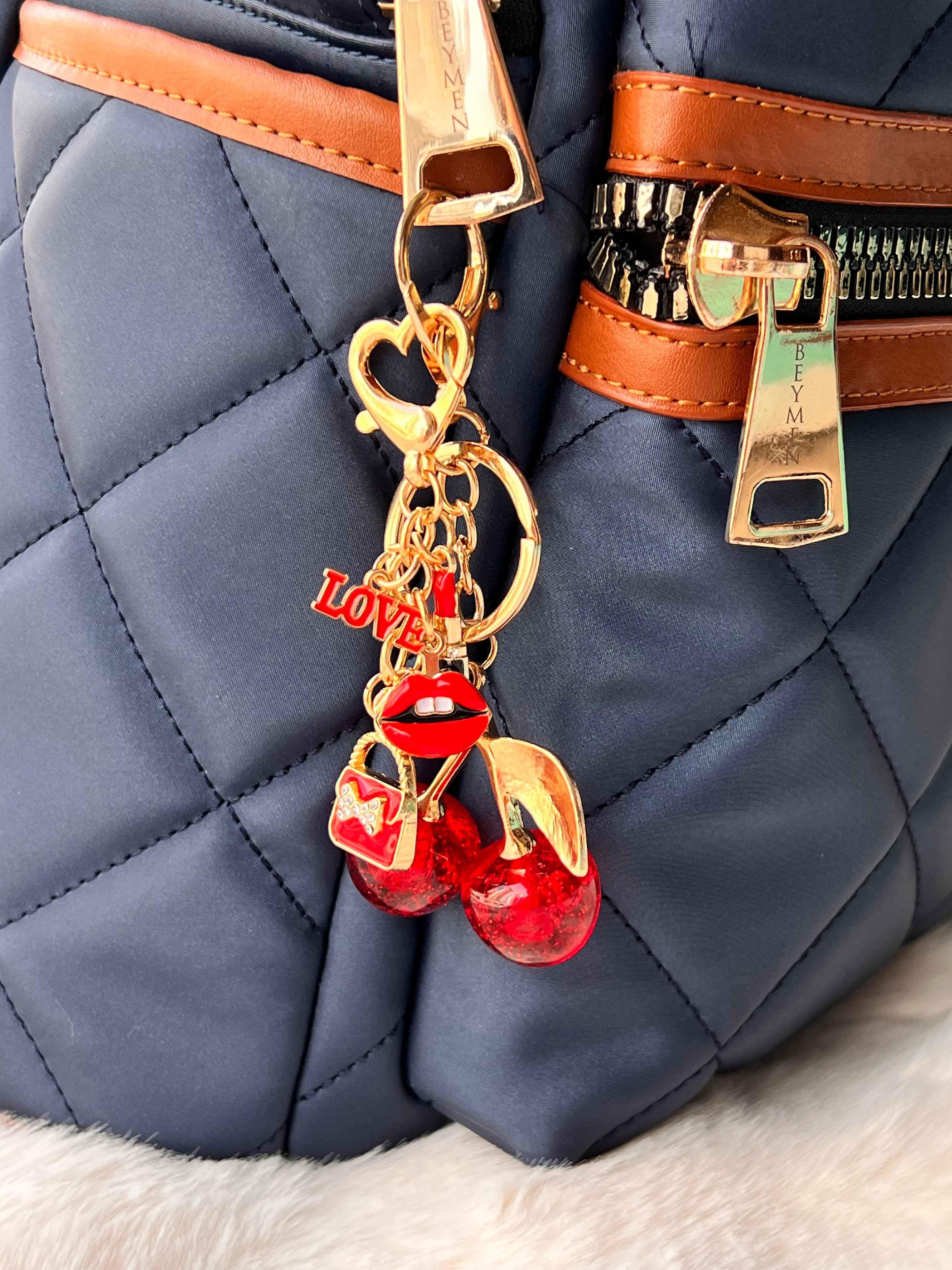 Hediyelik Kırmızı Kiraz ve Charm Detaylı Anahtarlık – Gold