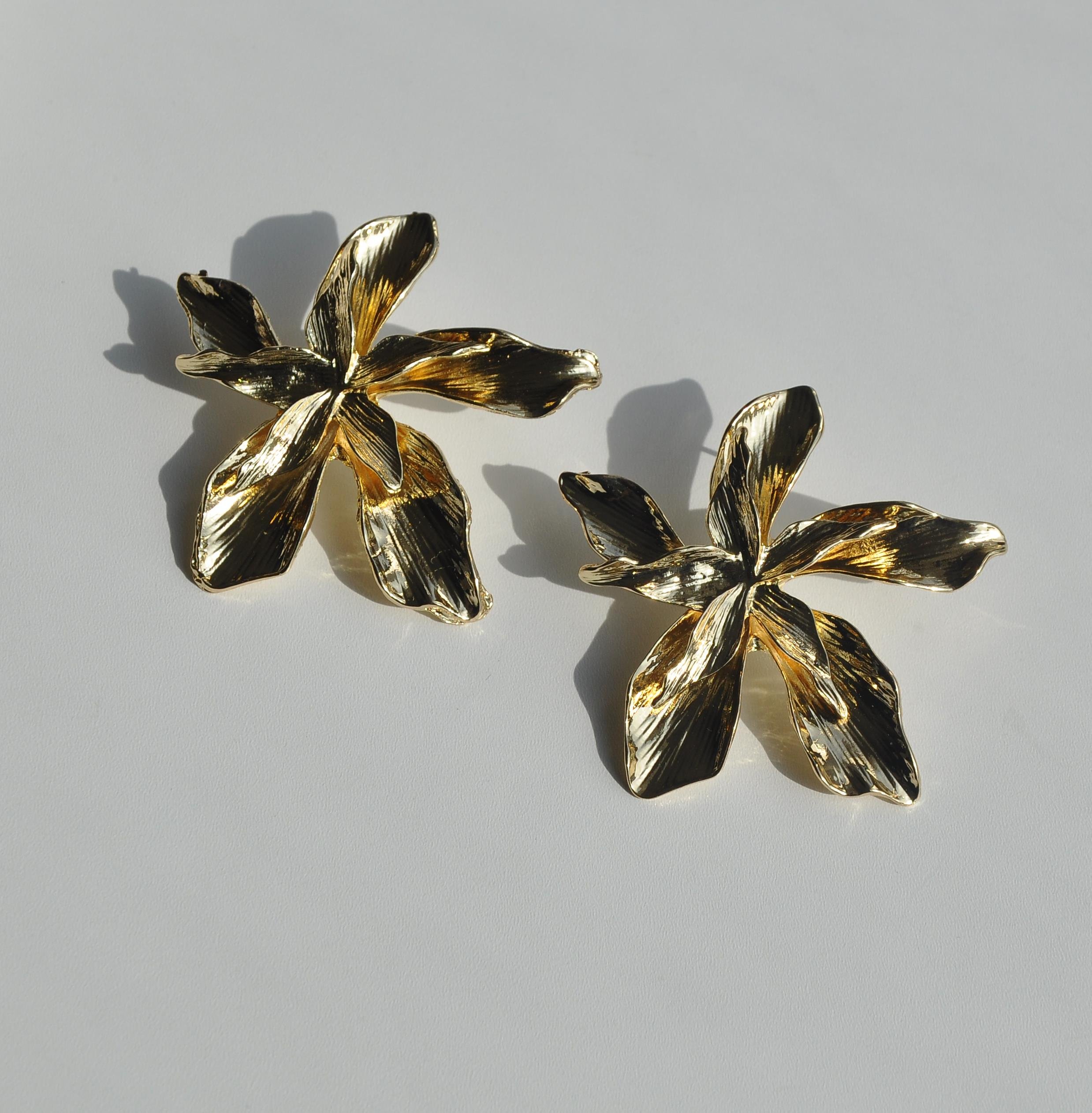 Gold çelik çiçek küpe