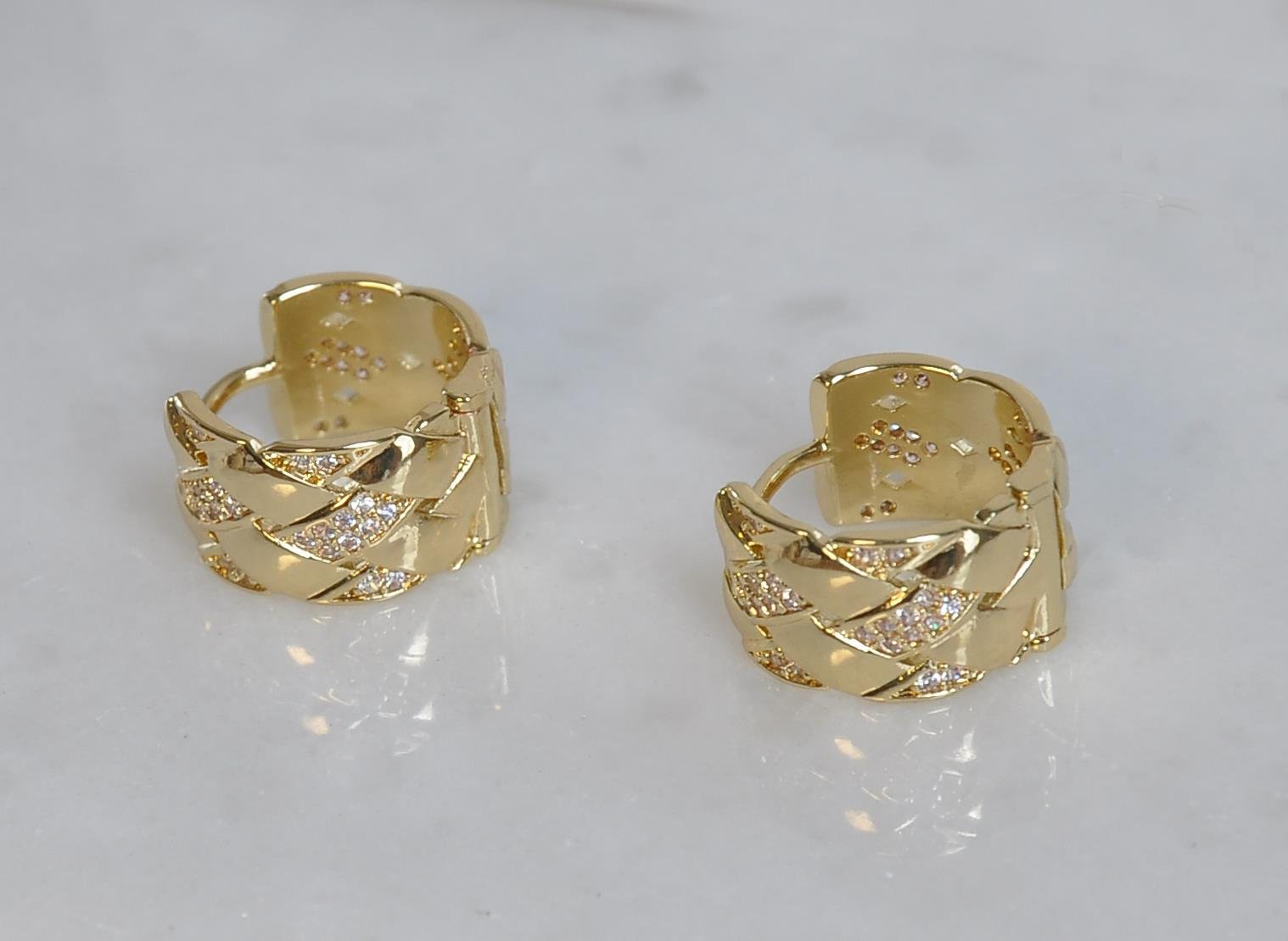 Gold desenli taş detaylı küpe