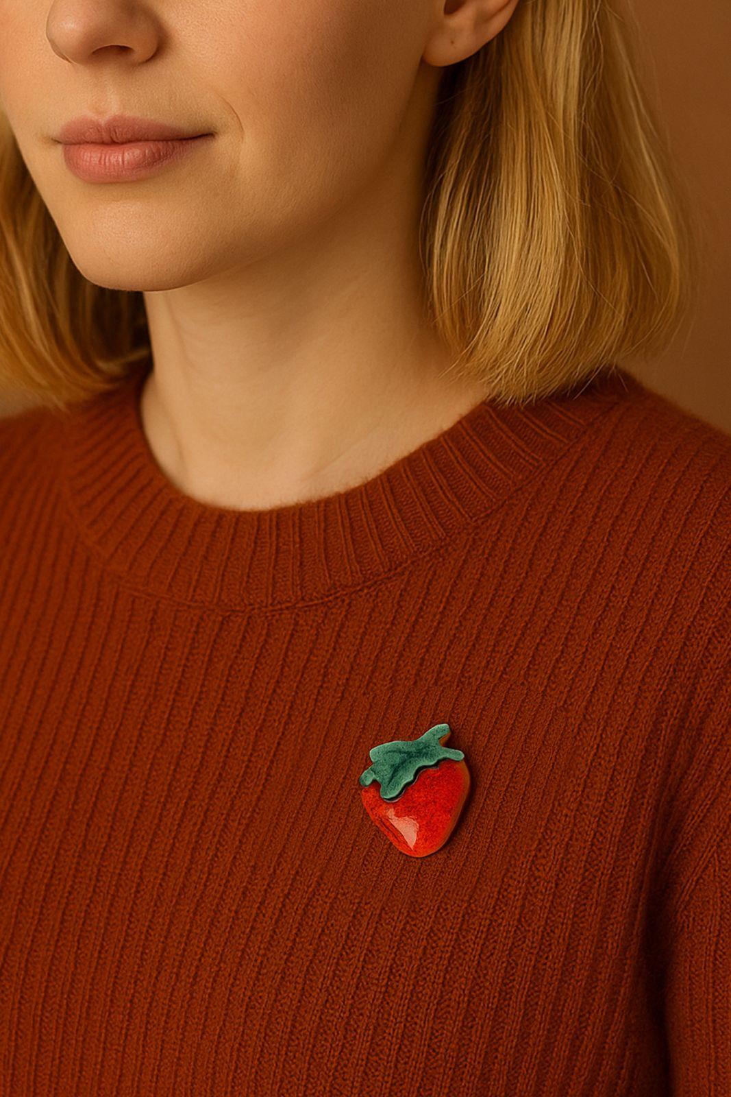 SERAMİK ÇİLEK BROŞ