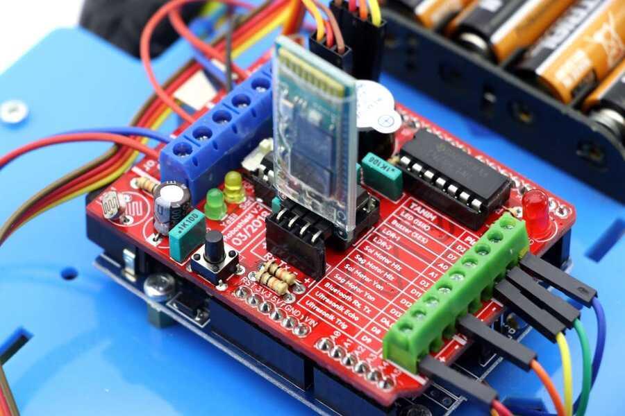 Bluetooth Kontrollü Robot montajlı