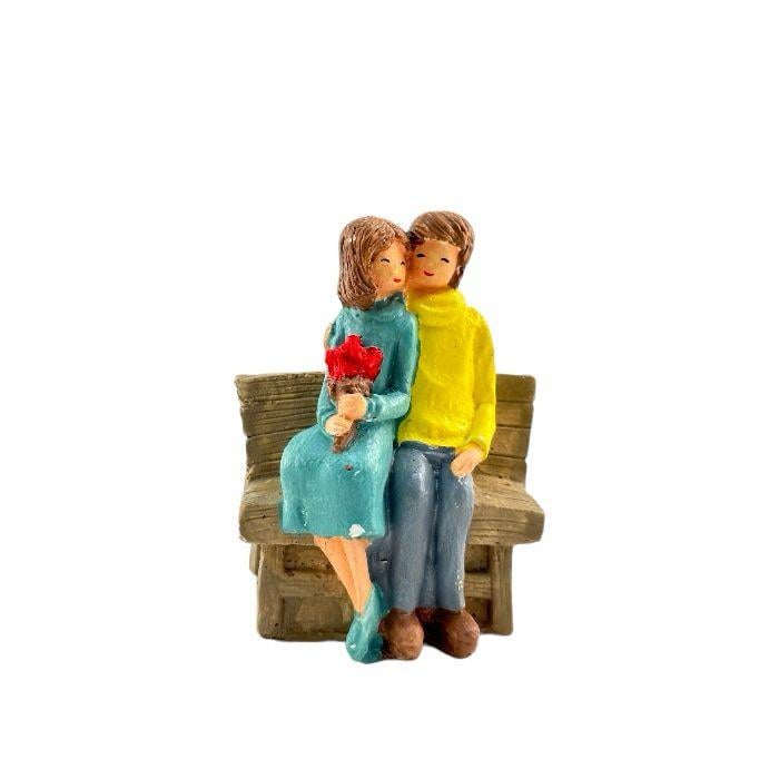 Banktaki Buketli Çift