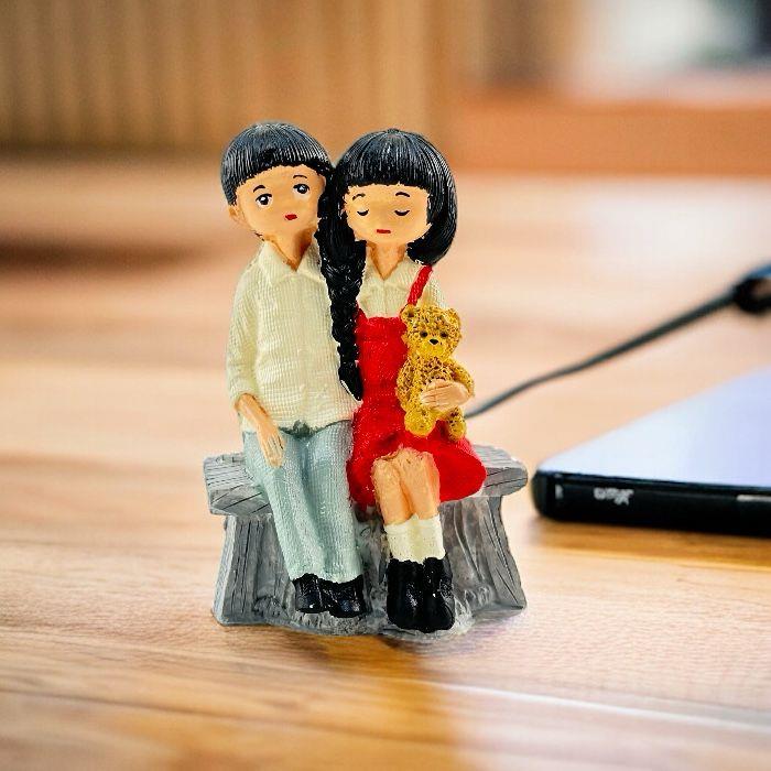 Kütükte Oturan Çift 