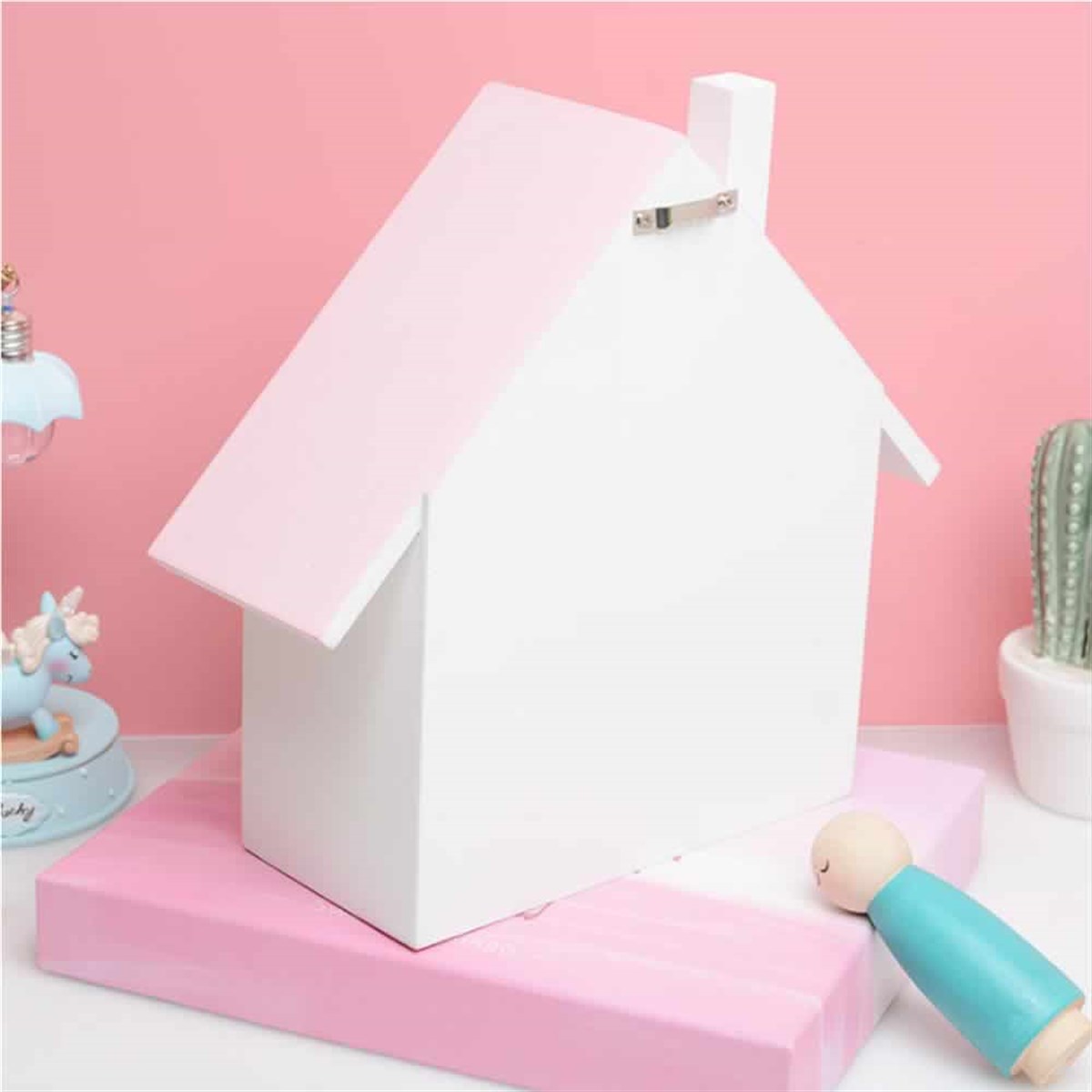 Pembe Çatılı Ev Raf