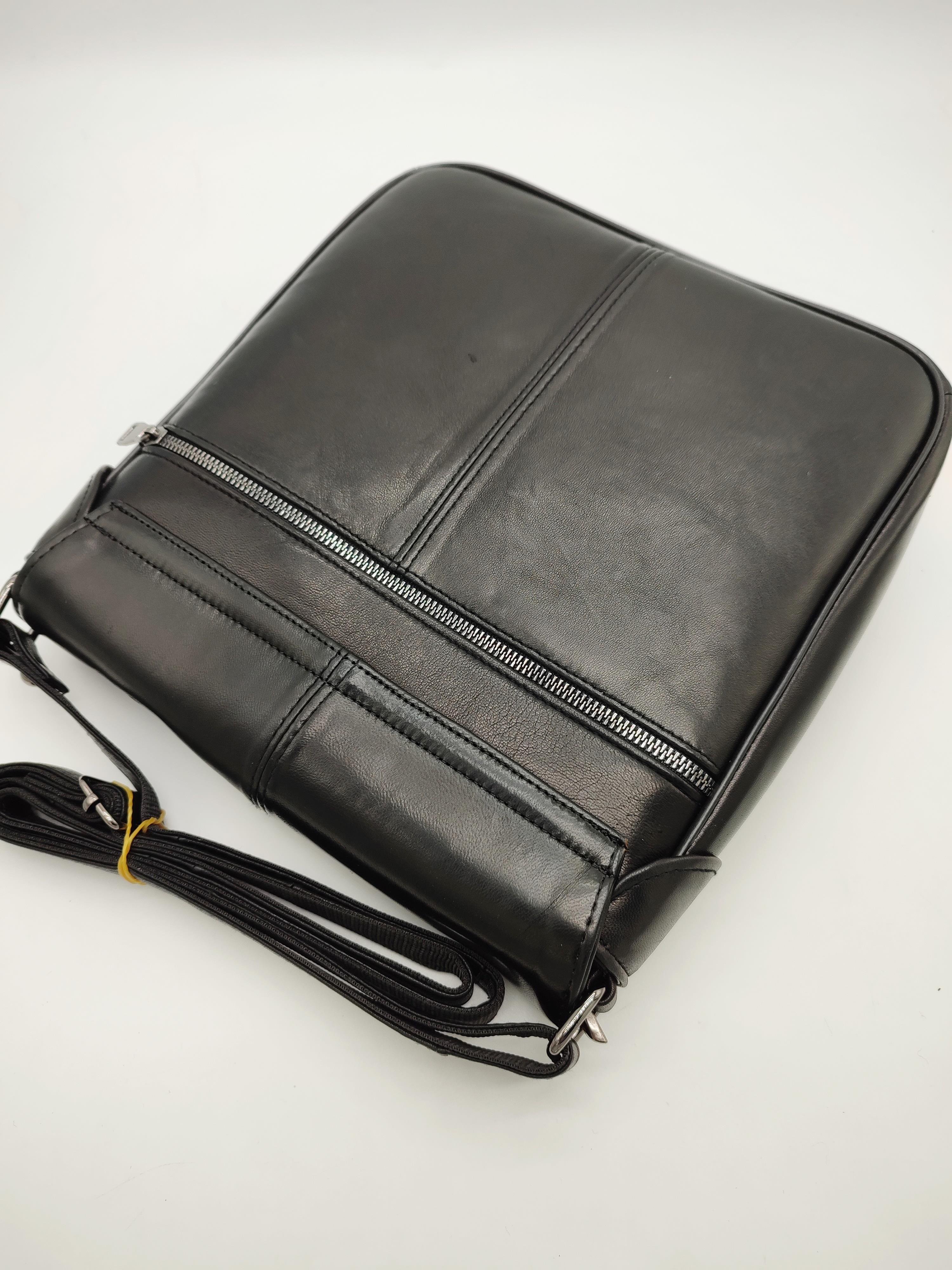 Battal Boy Kapaklı Çift Fermuarlı Erkek Deri El Çantası