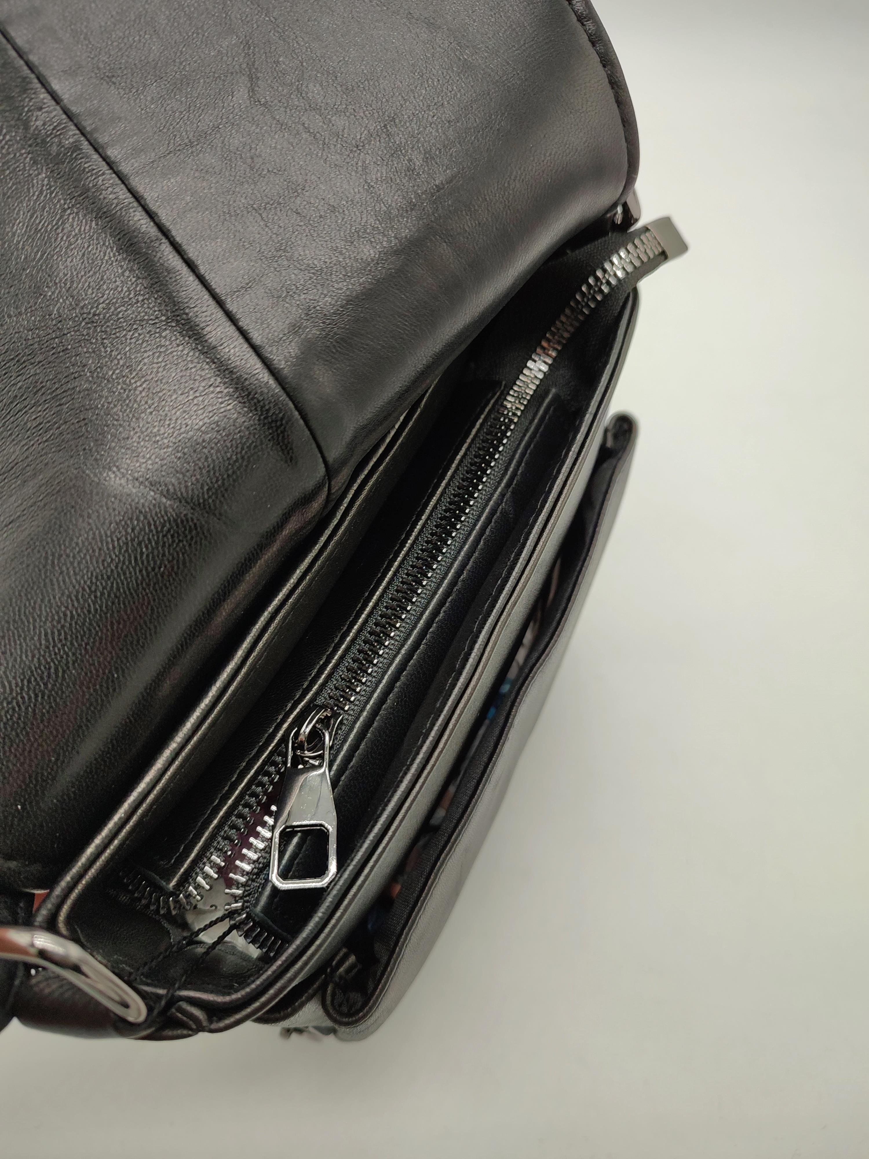 Kapaklı Altı Körüklü Büyük Boy Omuz Çantası