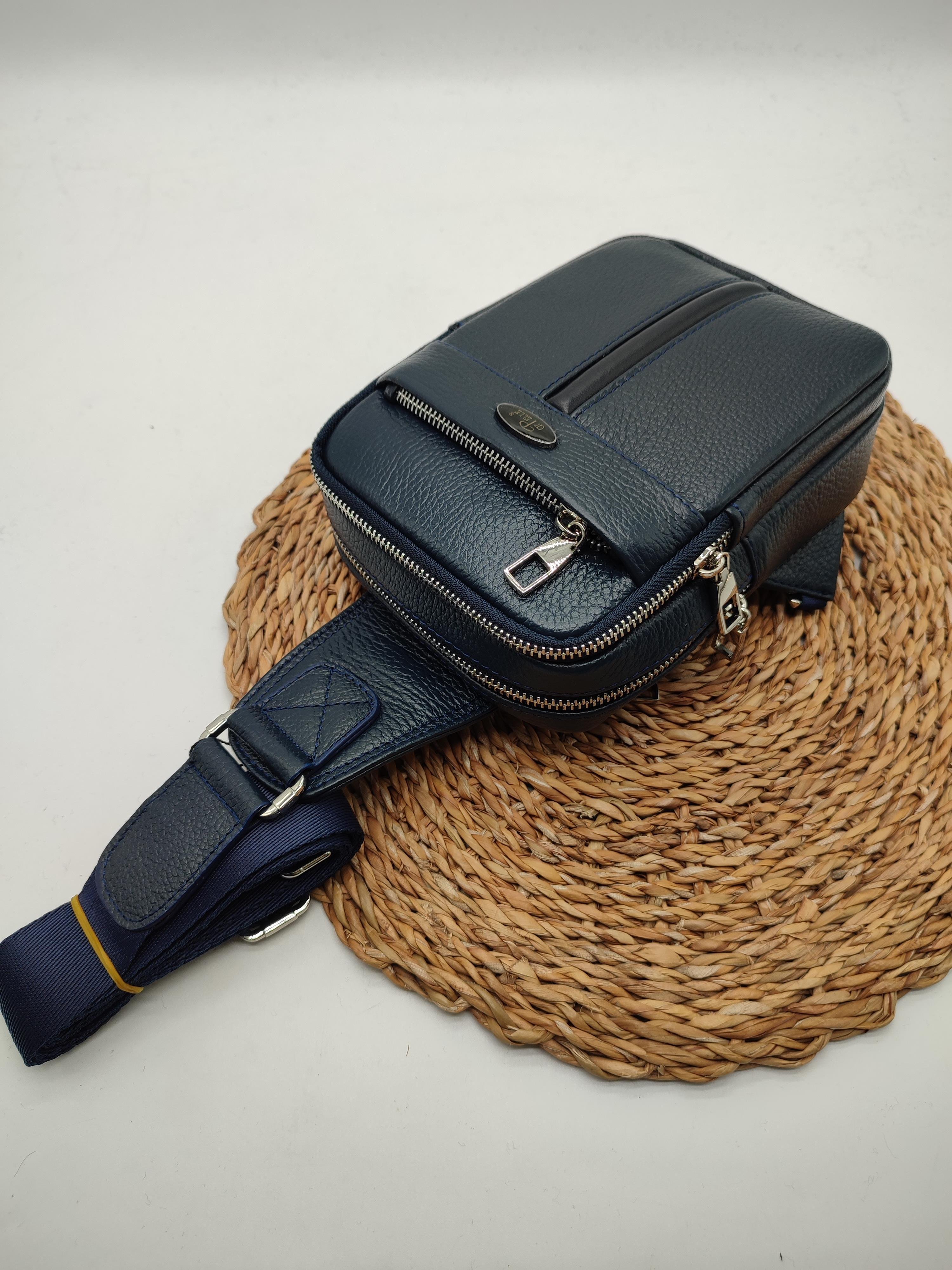 Lacivert Renk Küçük Boy Deri Göğüs Çantası