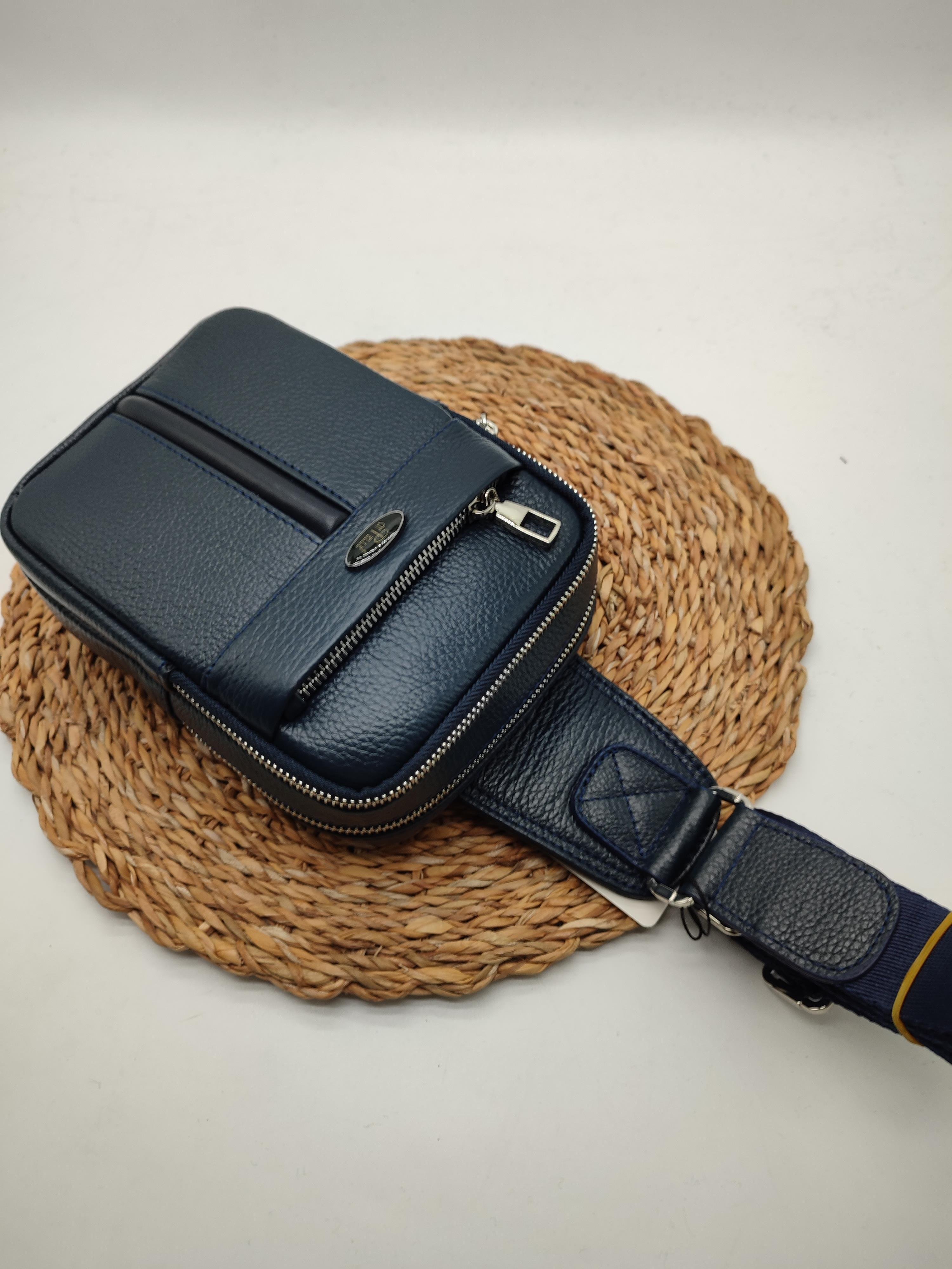 Lacivert Renk Küçük Boy Deri Göğüs Çantası