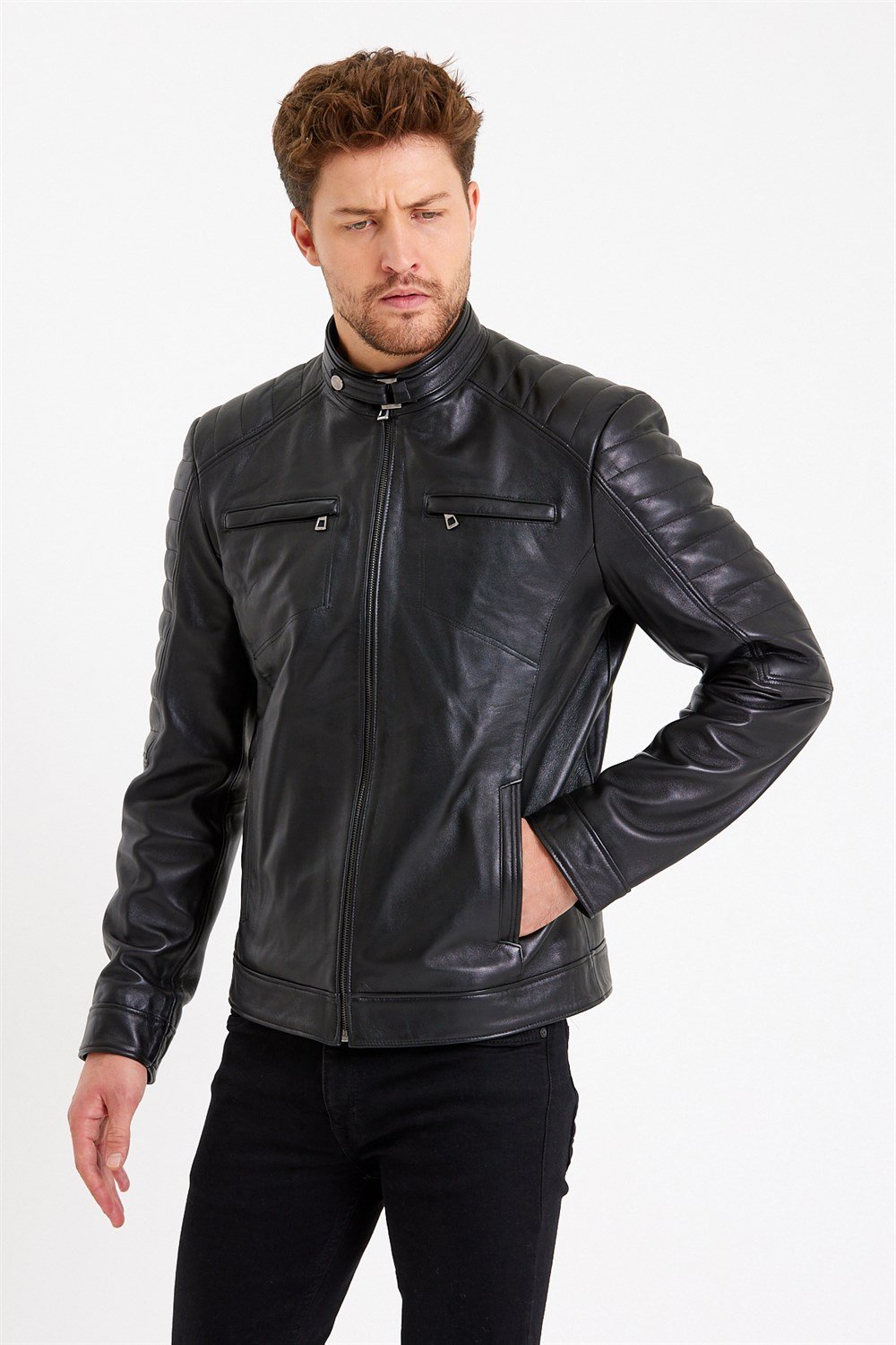 Siyah Renk Kol ve Omuz İşlemeli Spor Model Erkek Mont