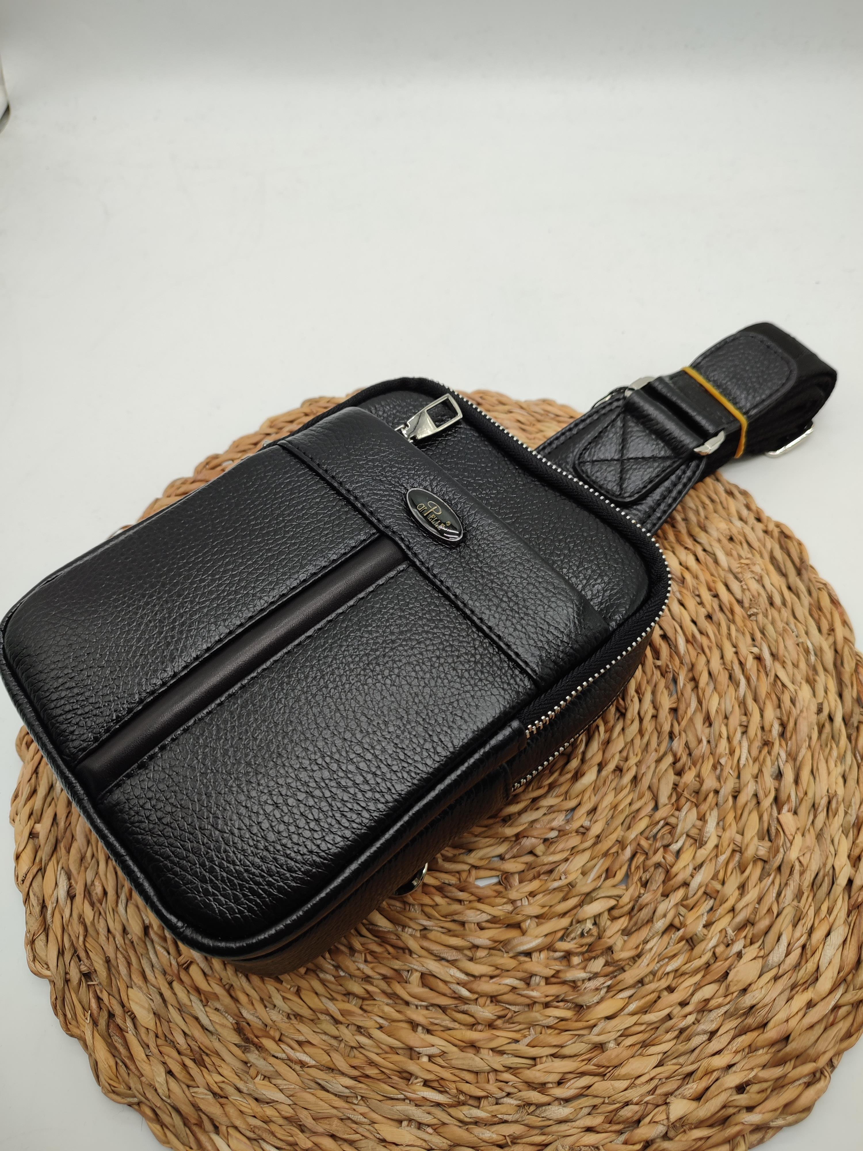 Siyah Renk Küçük Boy Deri Göğüs Çantası