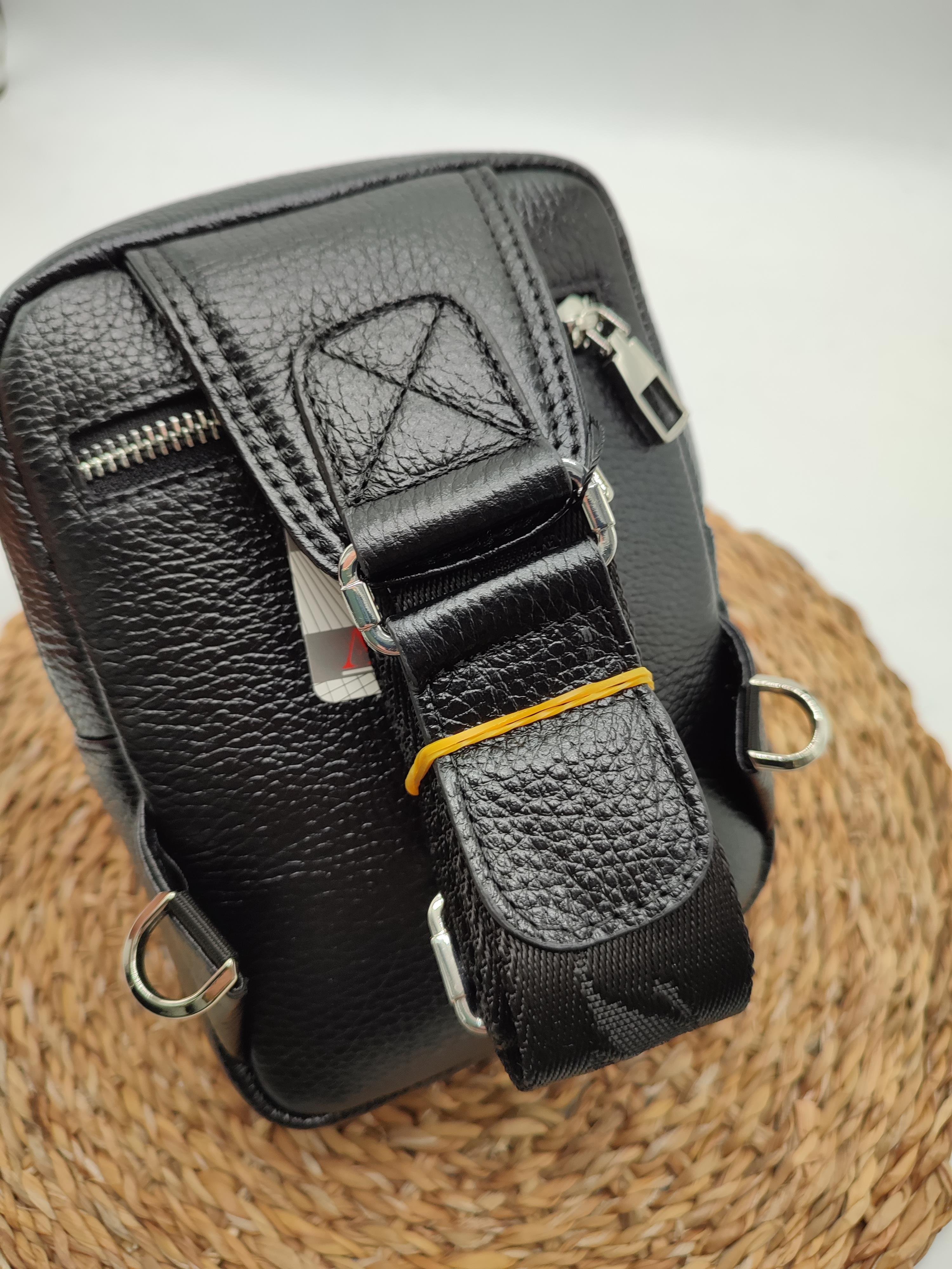 Siyah Renk Küçük Boy Deri Göğüs Çantası