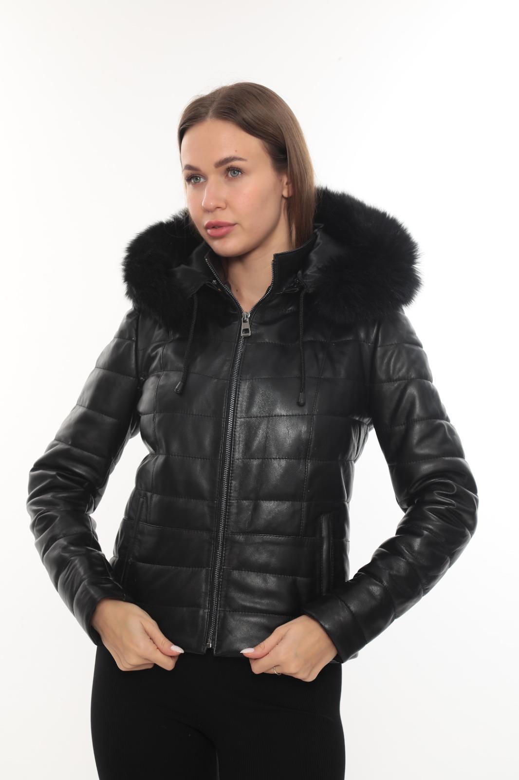 Tüylü Kapişonlu Kısa Model Şişme Kadın Mont 