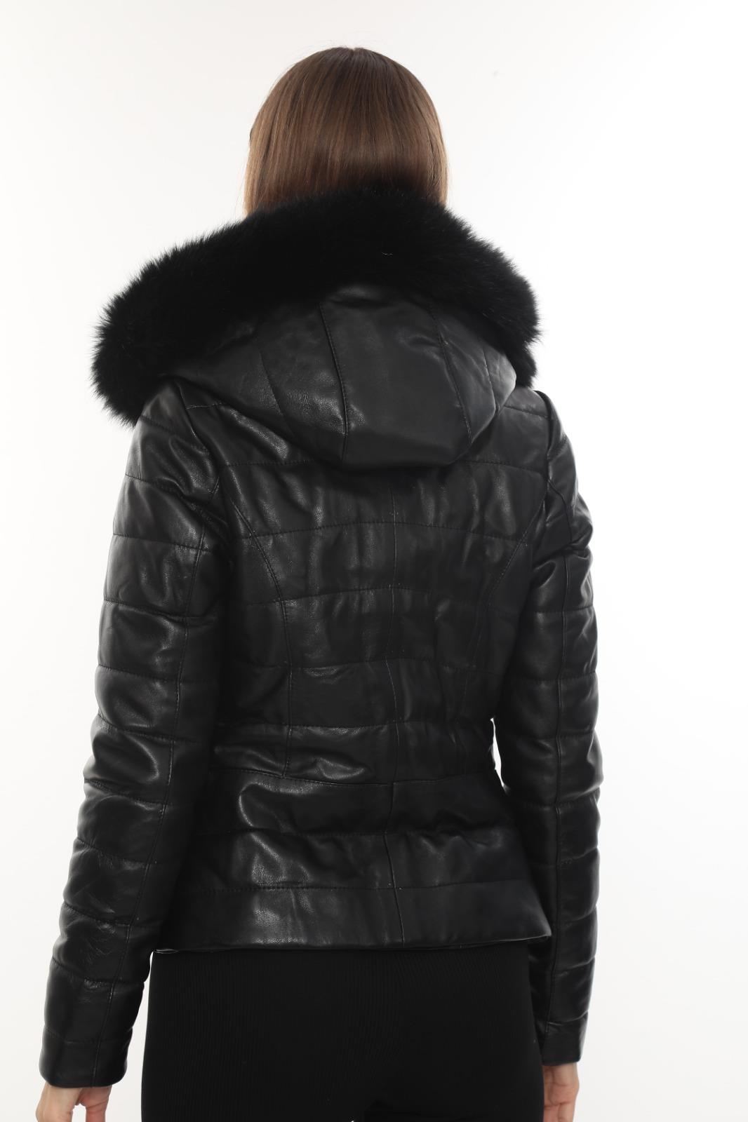 Tüylü Kapişonlu Kısa Model Şişme Kadın Mont 