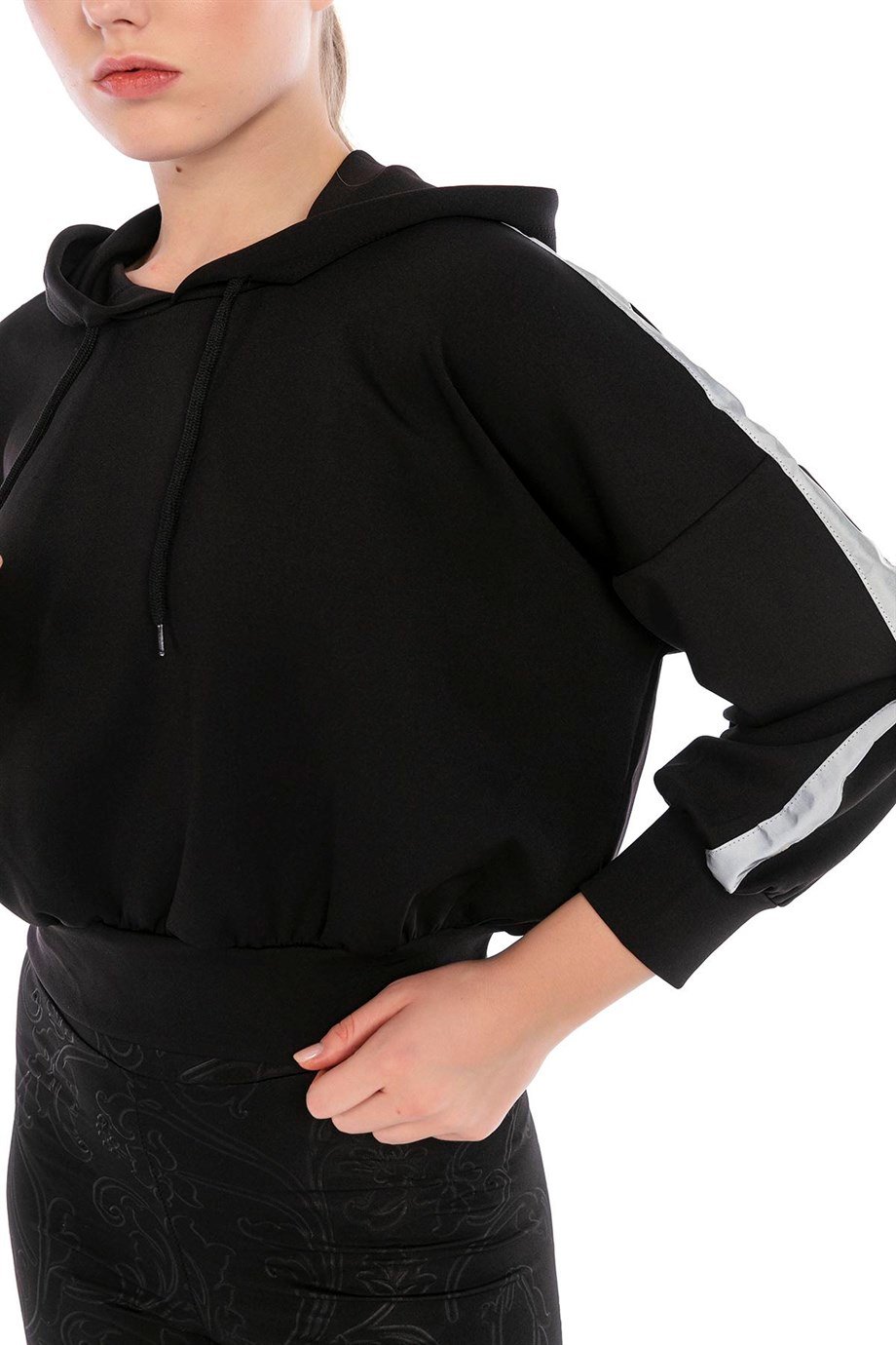 DALGIÇ KUMAŞ REFLEKTÖR DETAYLI KAPŞONLU SWEATSHIRT