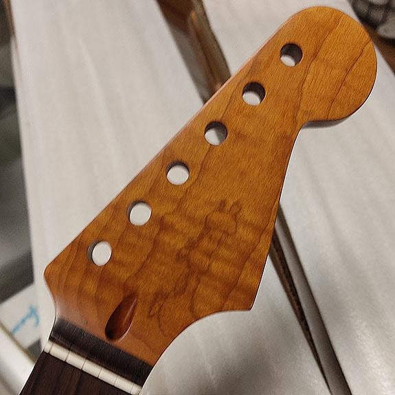 Roasted AAA Flame Maple 22 Perde Secret Tang Strat Sap Rosewood Tuşe Nitro