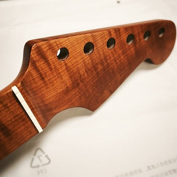 Roasted Tek Parça 22 Perde Flame Maple Strat Sap Nitro Satin