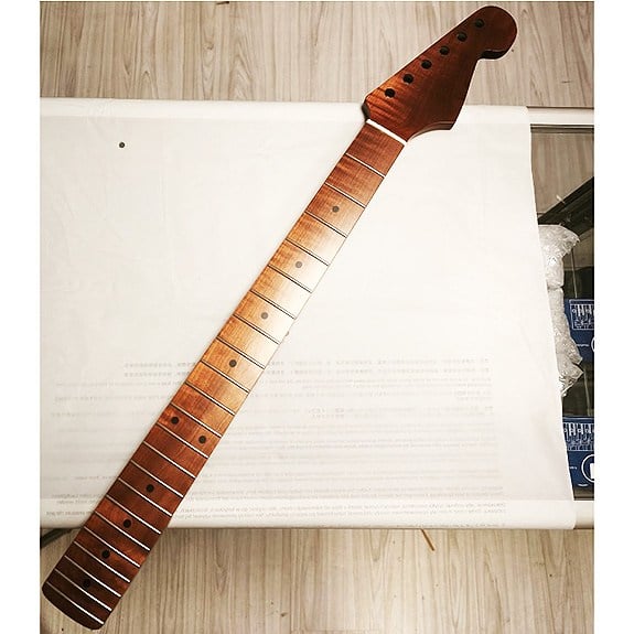 Roasted Tek Parça 22 Perde Flame Maple Strat Sap Nitro Satin
