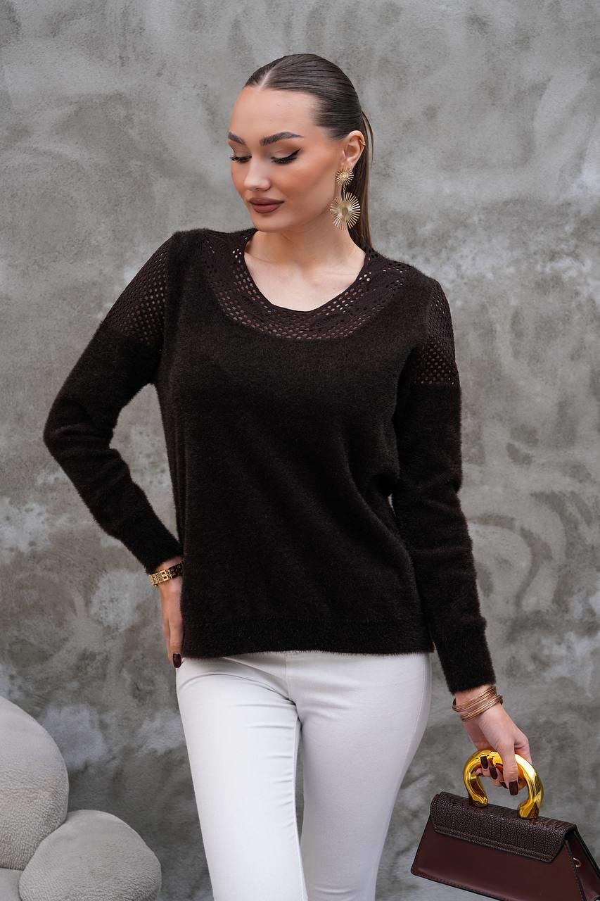 Kadın Ajur Detaylı Yumoş Sakallı Triko Bluz – Esnek Yapı, Güçlü Stil