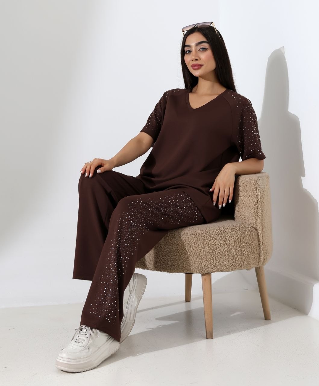 Kadın Serpme Taş Detaylı V Yaka Oversize Tişort Pantolon Takım 