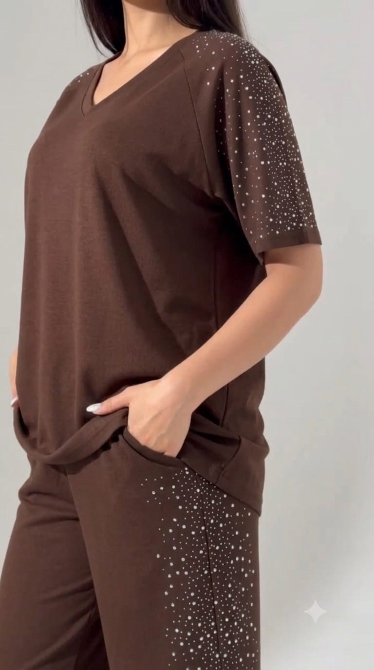 Kadın Serpme Taş Detaylı V Yaka Oversize Tişort Pantolon Takım 