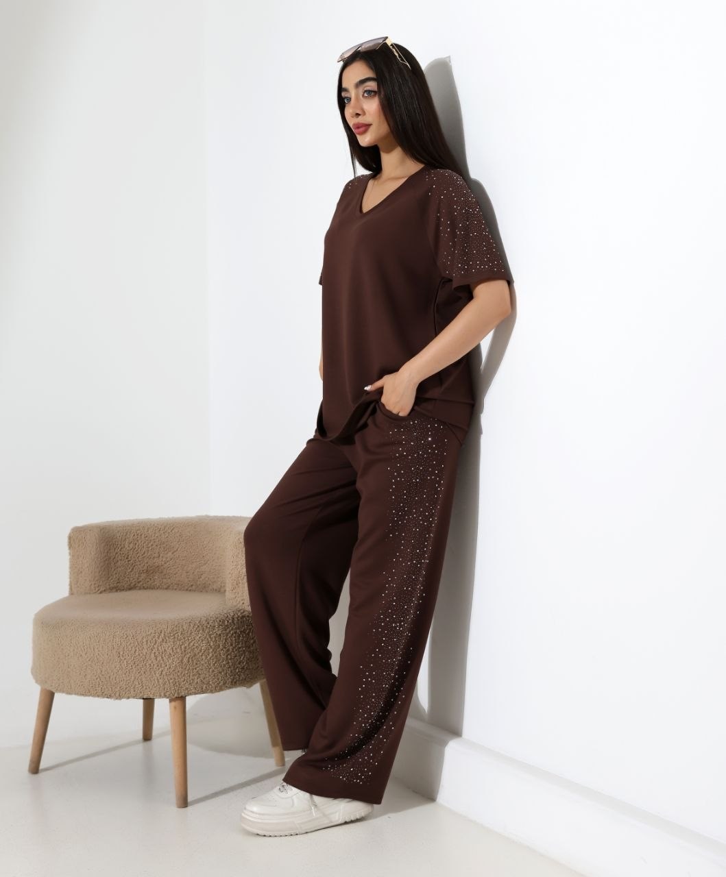 Kadın Serpme Taş Detaylı V Yaka Oversize Tişort Pantolon Takım 