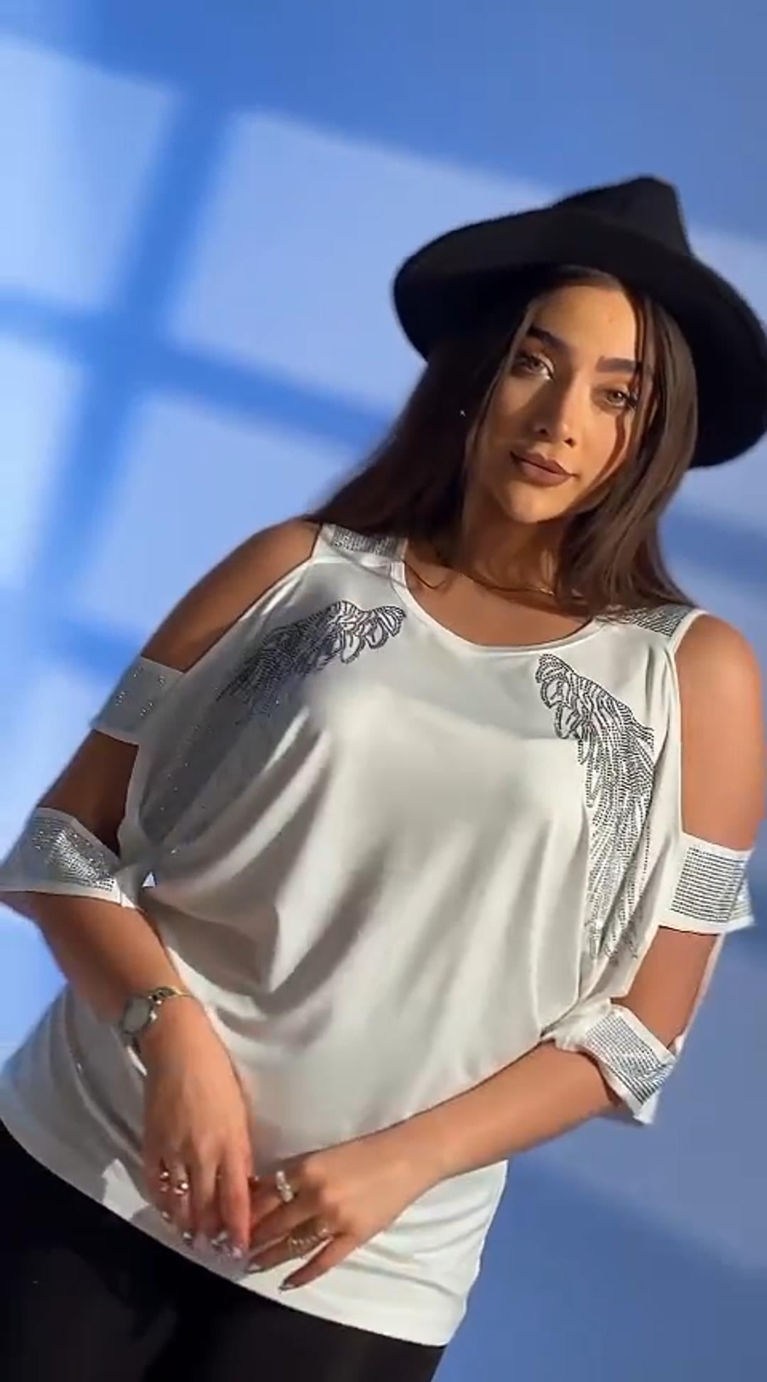Kanat İşlemeli Köprülü Kol Detaylı Taşlı Bluz