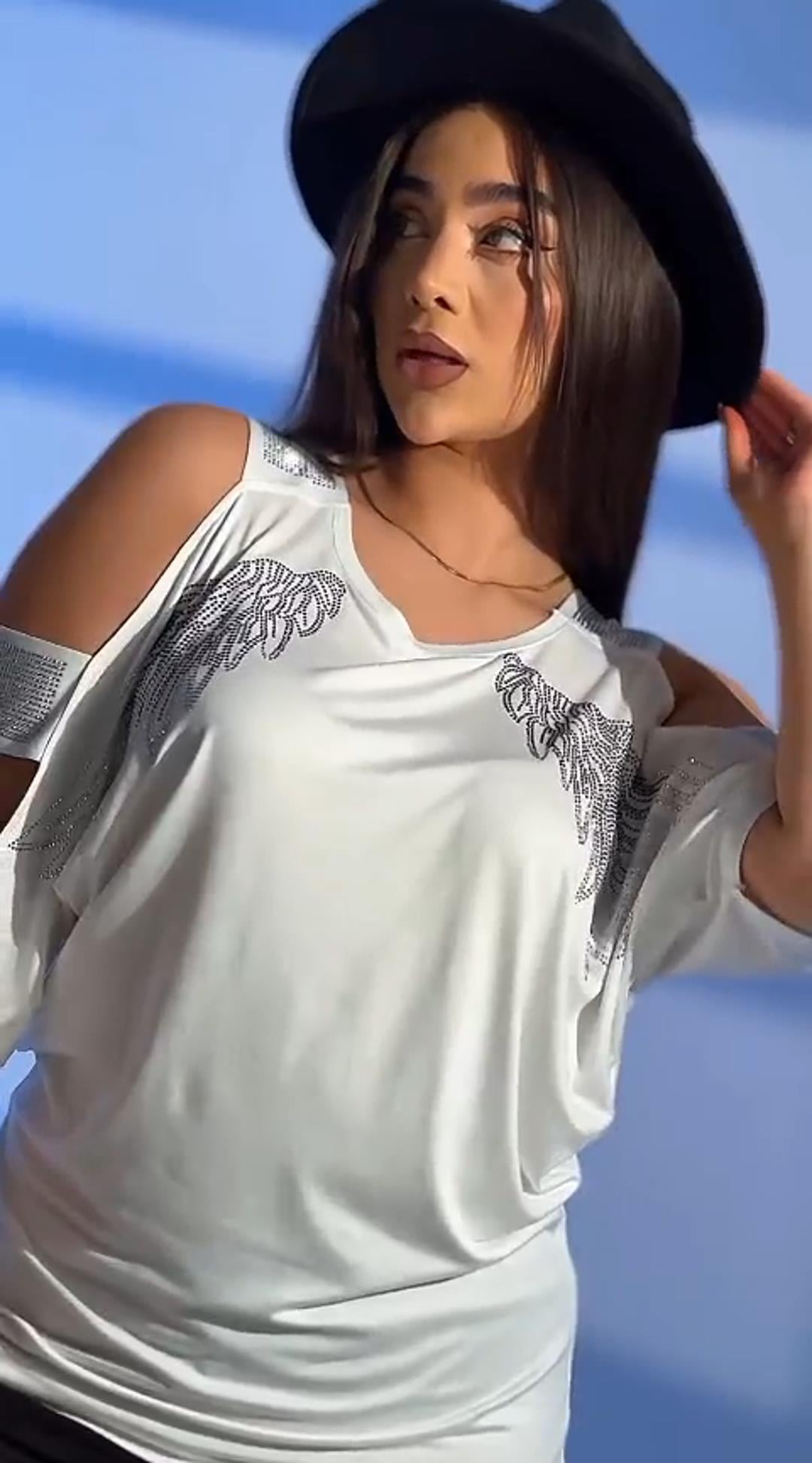 Kanat İşlemeli Köprülü Kol Detaylı Taşlı Bluz