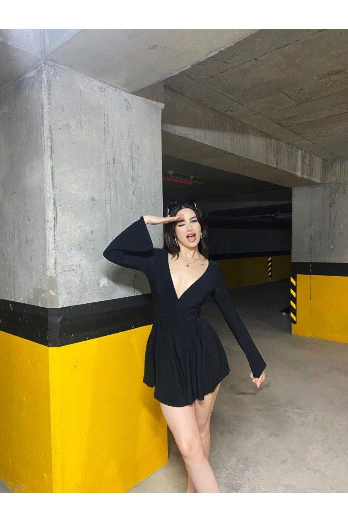 Sandy Kumaş Kendinden Şortlu Göğüs Dekolteli Mini Elbise