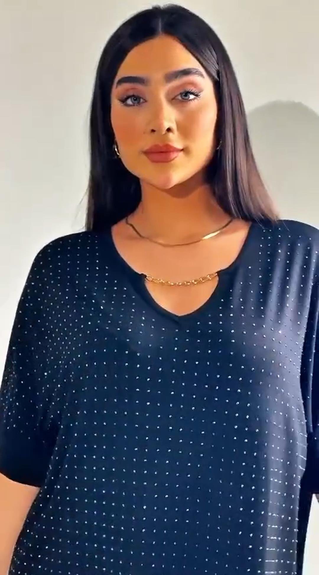 Zincir Detaylı Taşlı Viskon Bluz
