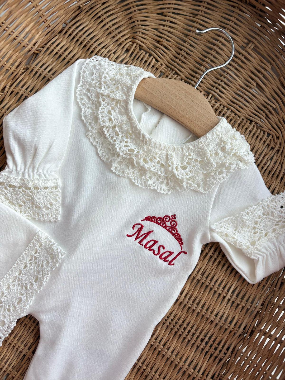 Nakışlı Kız Bebek Tulum Ve Şapka Dantelli İsimli Tulum