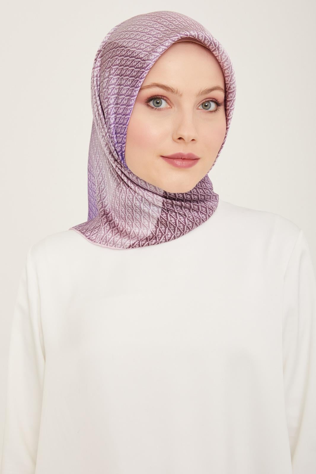 Armine Lila Geçişli Monogram Desen Sura İpek Eşarp 9104-83