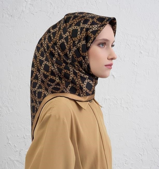 Armine Nostalji Sura Saf İpek Eşarp 9410 07 Siyah Camel Zincir Desen
