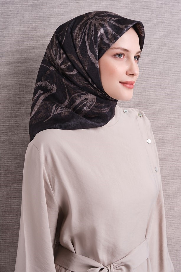 Armine Sura Saf İpek Eşarp 9600 52 Siyah Çiçek Desen 