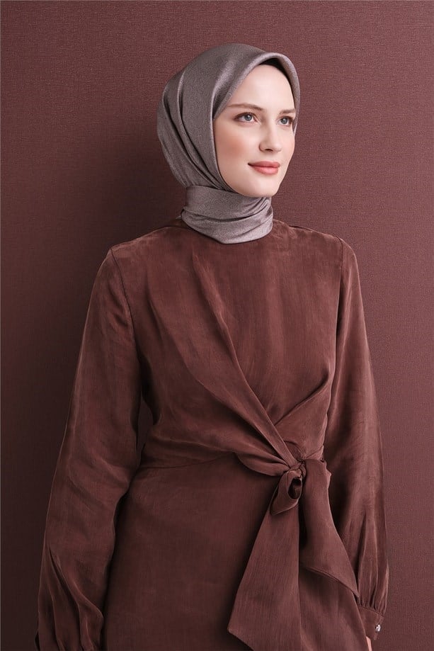 Armine Sura Saf İpek Eşarp 9601 34 Kahverengi Geometrik Desen 