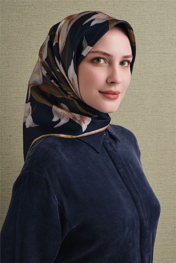 Armine Sura Saf İpek Eşarp 9620 04 Lacivert  Çiçek  Desen 