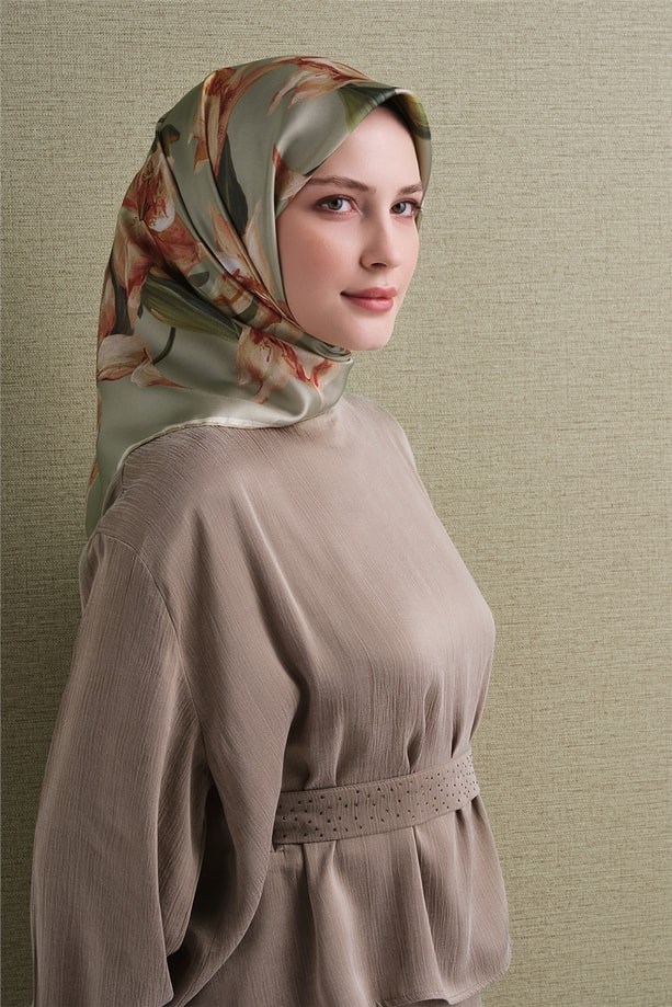 Armine Sura Saf İpek Eşarp 9620 34 Soft Yeşil Çiçek  Desen 