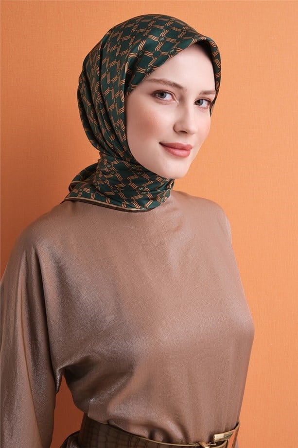 Armine Sura Saf İpek Eşarp 9636 04 Zümrüt Yeşili Geometrik Desen 