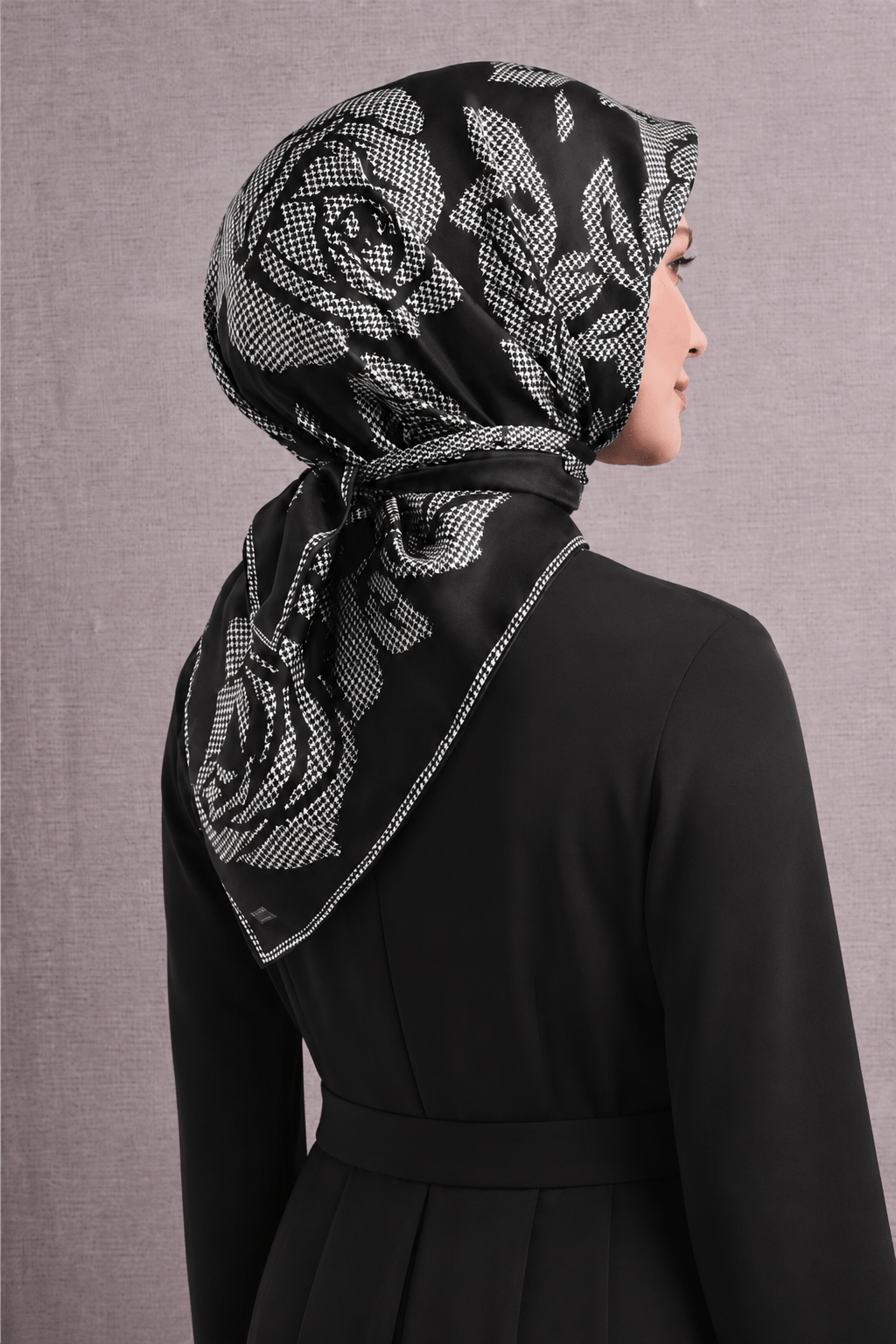 Armine Sura Saf İpek Eşarp 9645 50 Siyah Çiçek Desen 