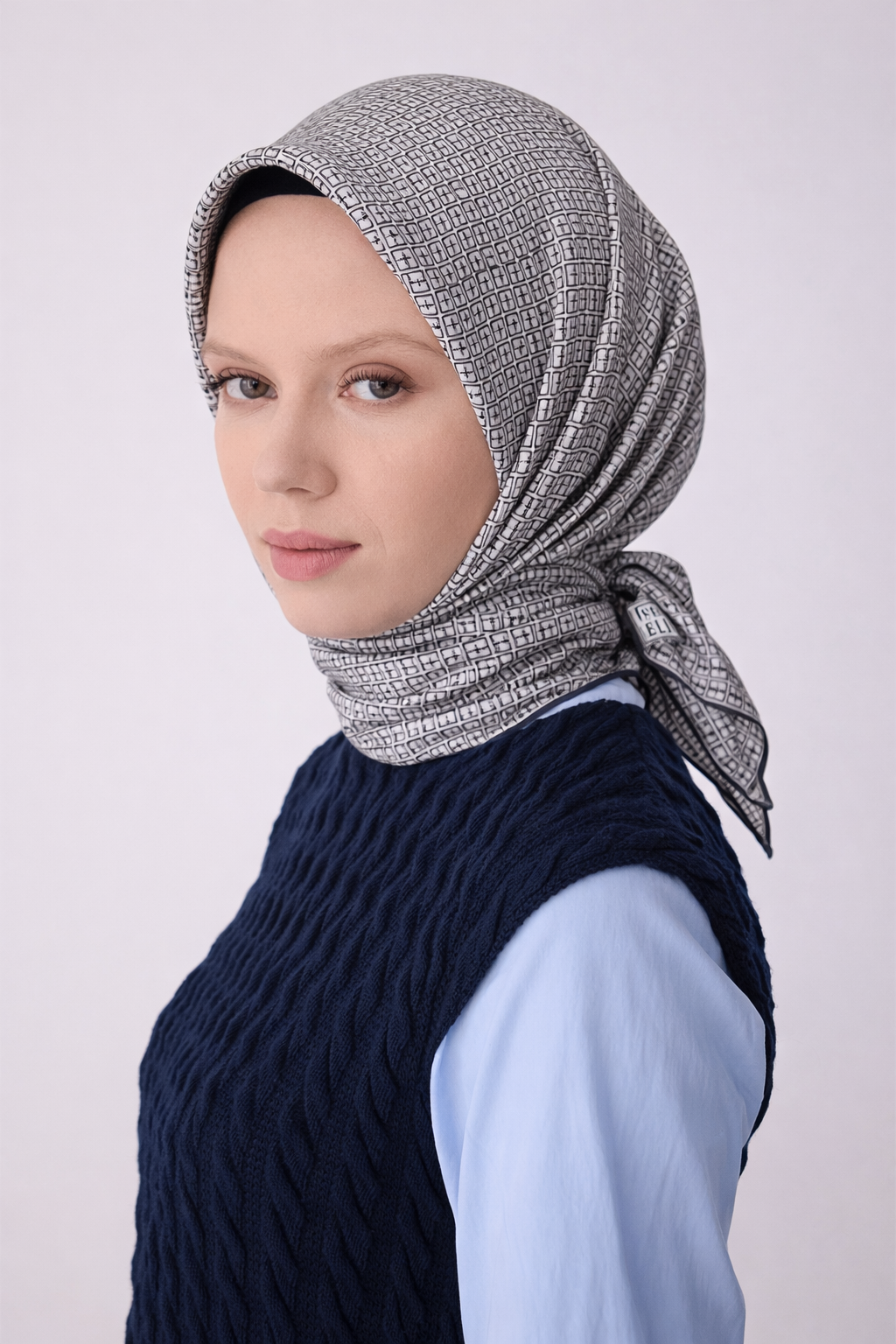 Belli Tivil Saf İpek Eşarp 4321 - 53 Krem Siyah Logo Desen