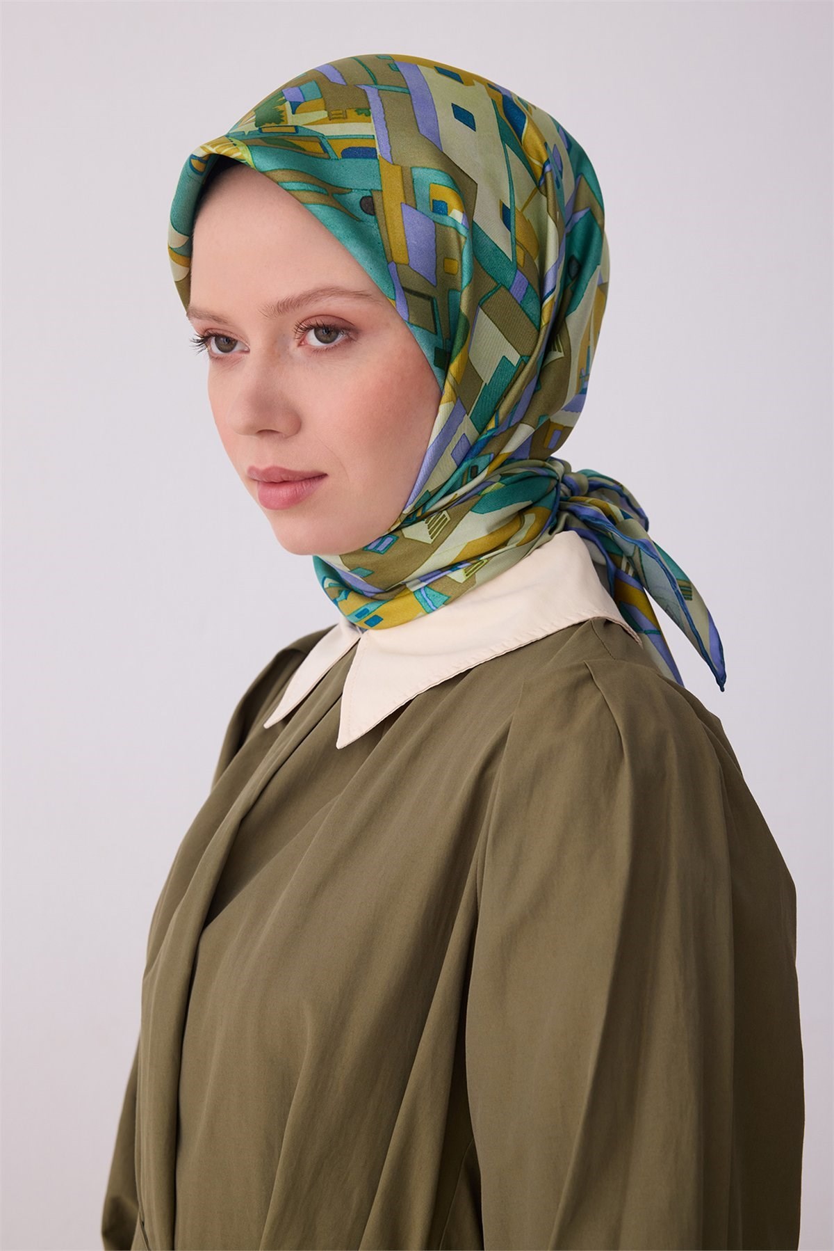 Belli Tivil Saf İpek Eşarp IST 4307 - 03 Yeşil - Mor Manzara Desen