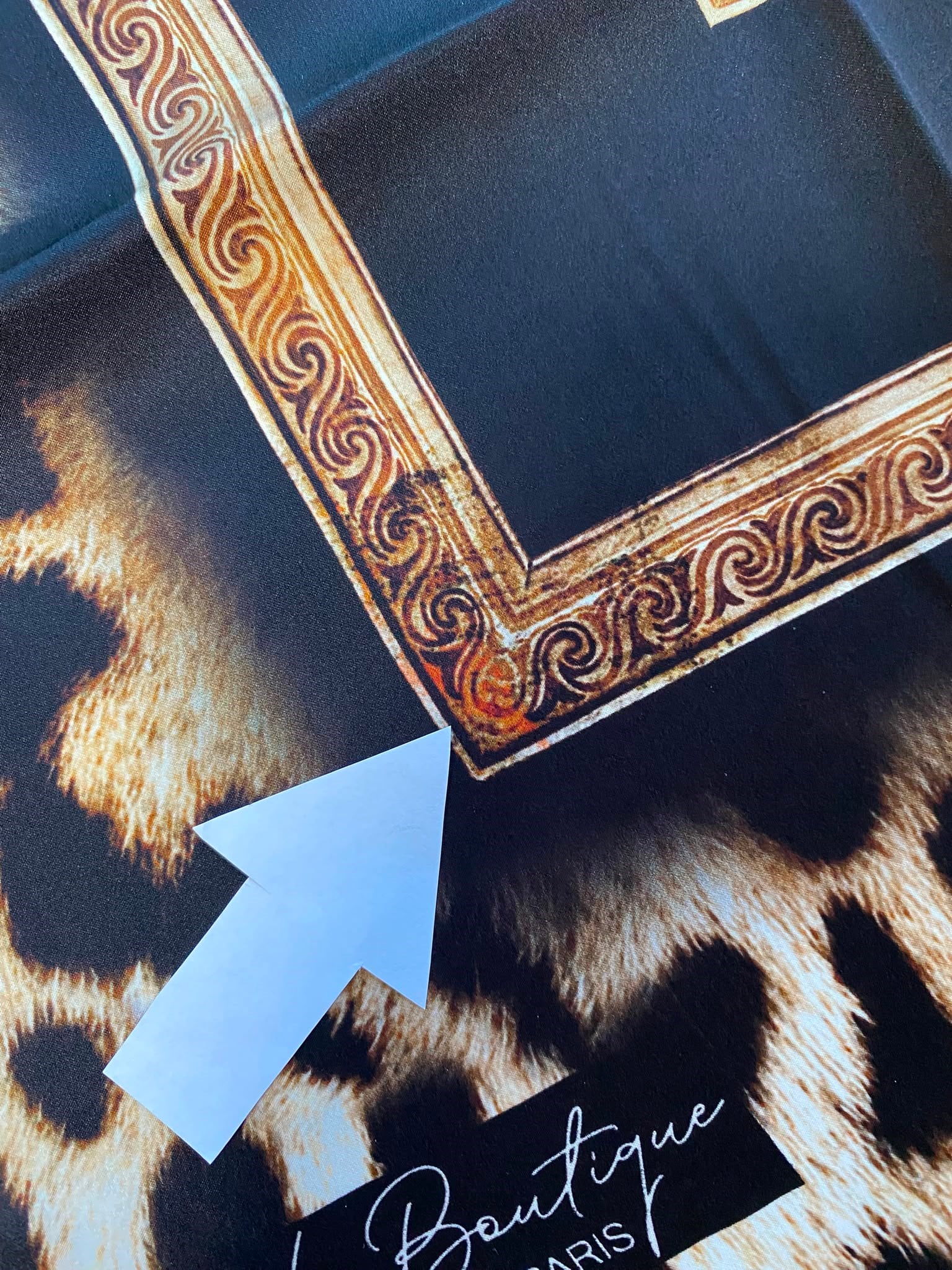 La Boutique Az Hatalı Saf Sura İpek Eşarp Siyah Leopar  Desen 
