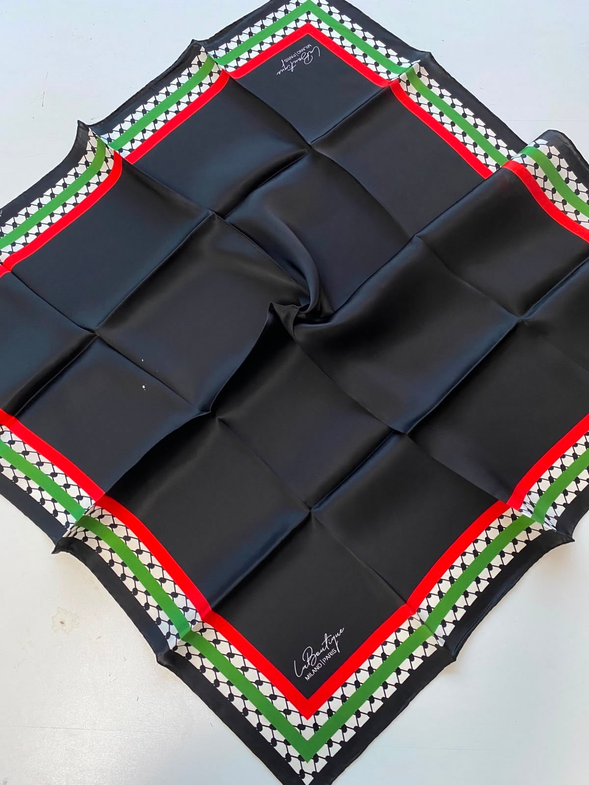 La Boutique Az Hatalı Saf Sura İpek Eşarp Siyah Karışık Desen 