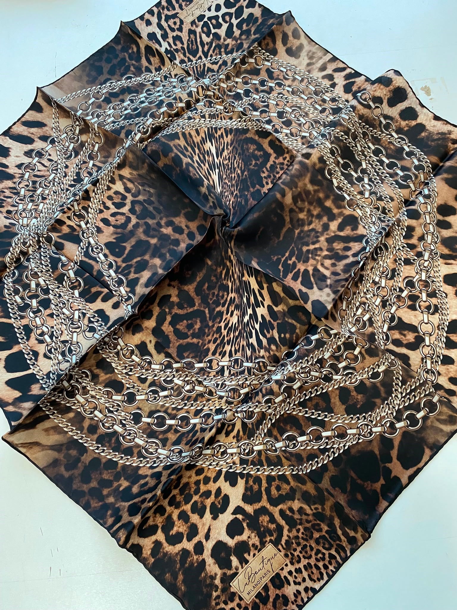 La Boutique Az Hatalı Saf Sura İpek Eşarp Siyah Leopar  Desen 