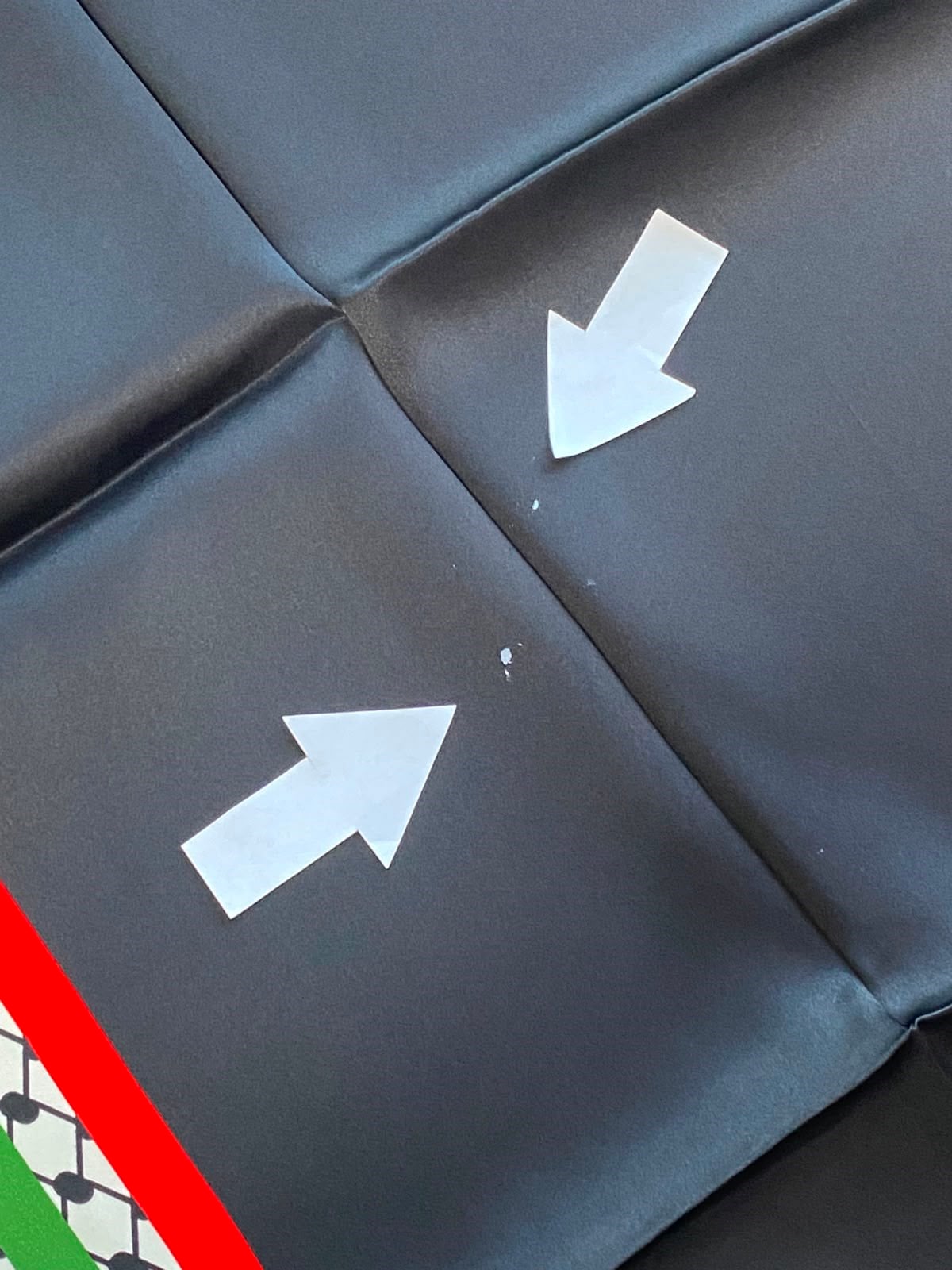 La Boutique Az Hatalı Saf Sura İpek Eşarp Siyah Karışık Desen 