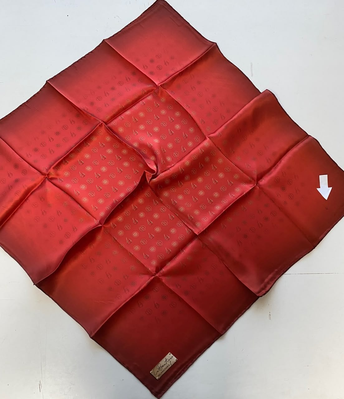 La Boutique Az Hatalı Saf Sura İpek Eşarp Kırmızı Slogan Desen 