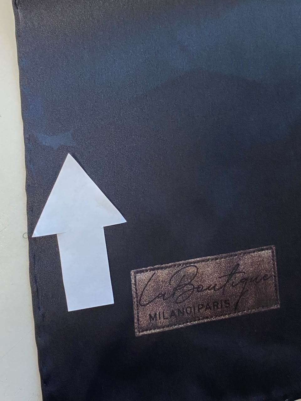 La Boutique Az Hatalı Saf Sura İpek Eşarp Siyah Lacivert Batik Desen 