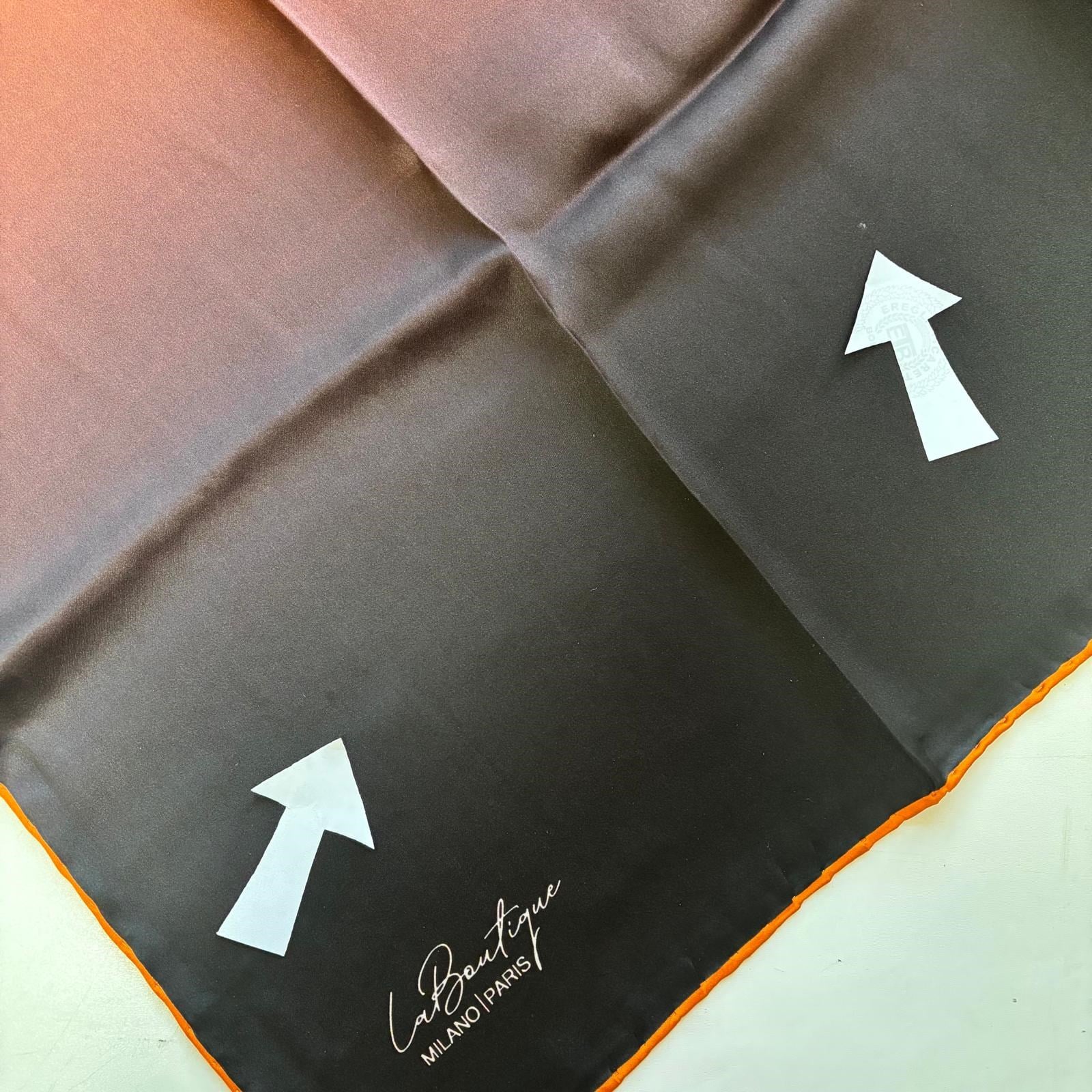 La Boutique Az Hatalı Sura İpek Eşarp 55193 Siyah - Turuncu Degrade  Desen 