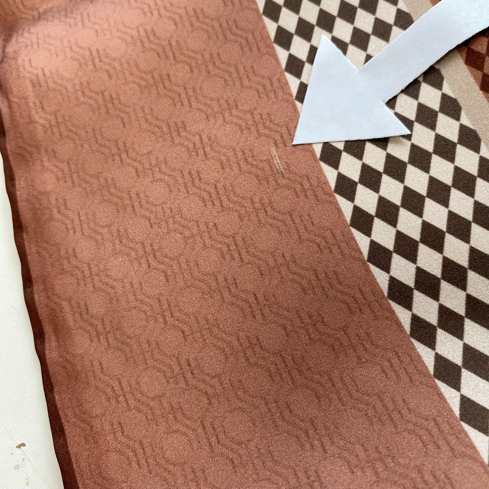 La Boutique Az Hatalı Sura Saf İpek Eşarp 54723 Gül Kurusu Geometrik Desen 