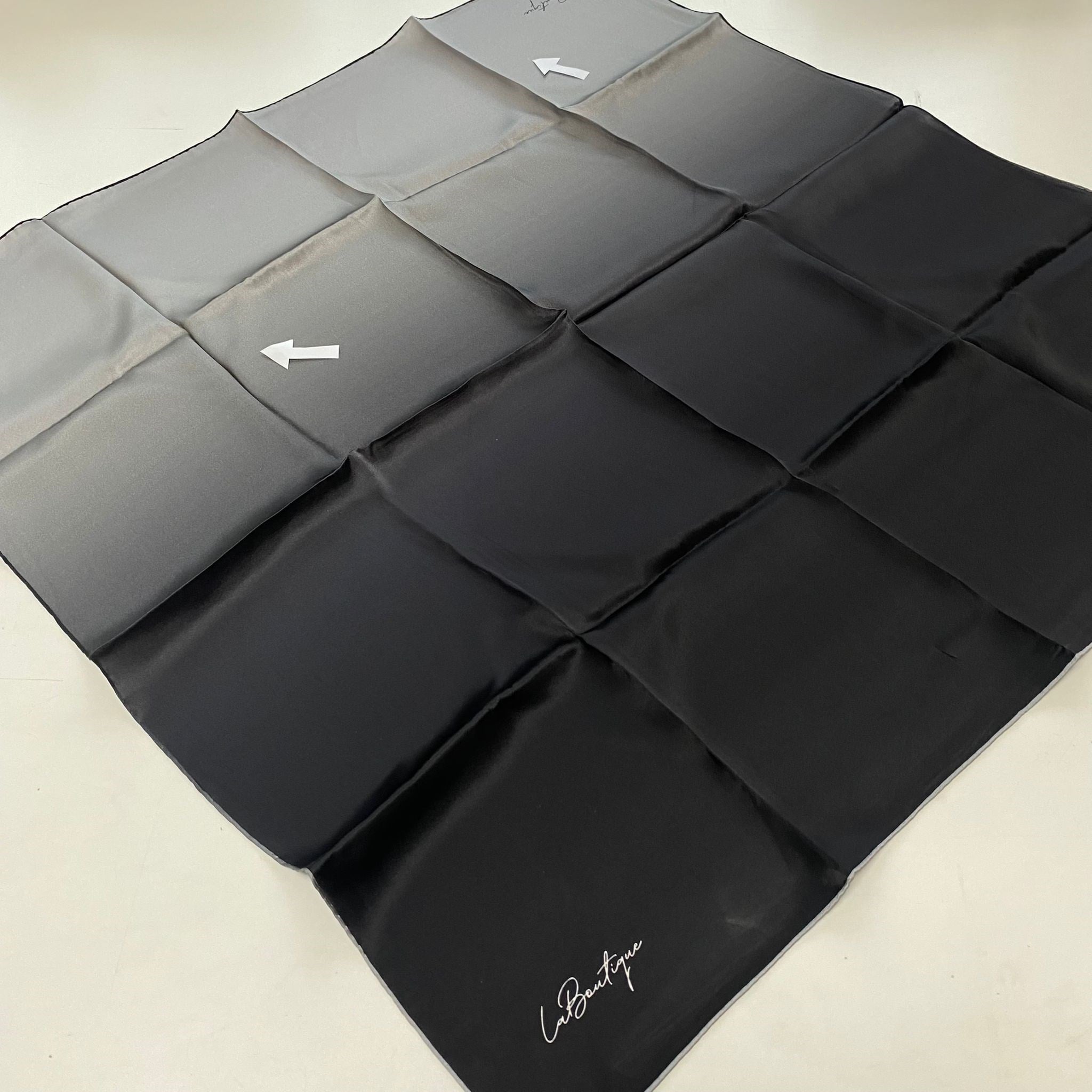 La Boutique Az Hatalı Sura Saf İpek Eşarp 54781 Siyah - Gri Degrade Desen 