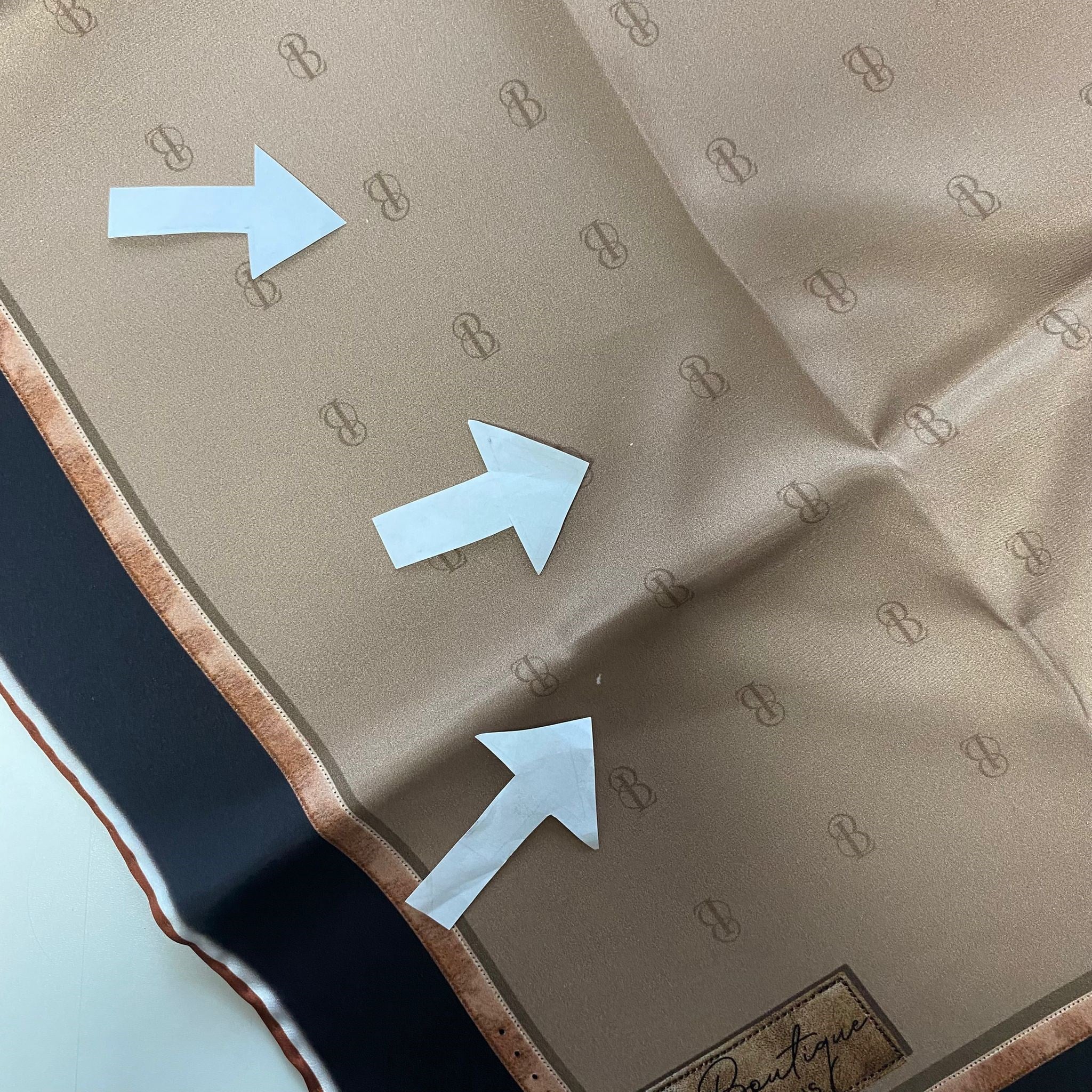 La Boutique Az Hatalı Sura Saf İpek Eşarp 54811 Vizon - Siyah Slogan Desen 